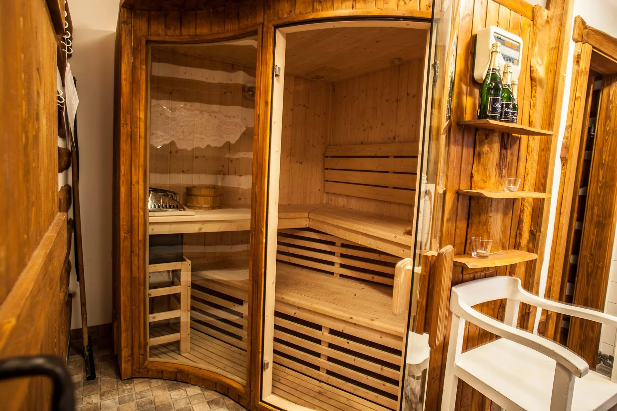 Wellness relax na Třeboňsku: roubenka se saunou, vířivkou i koupacím sudem