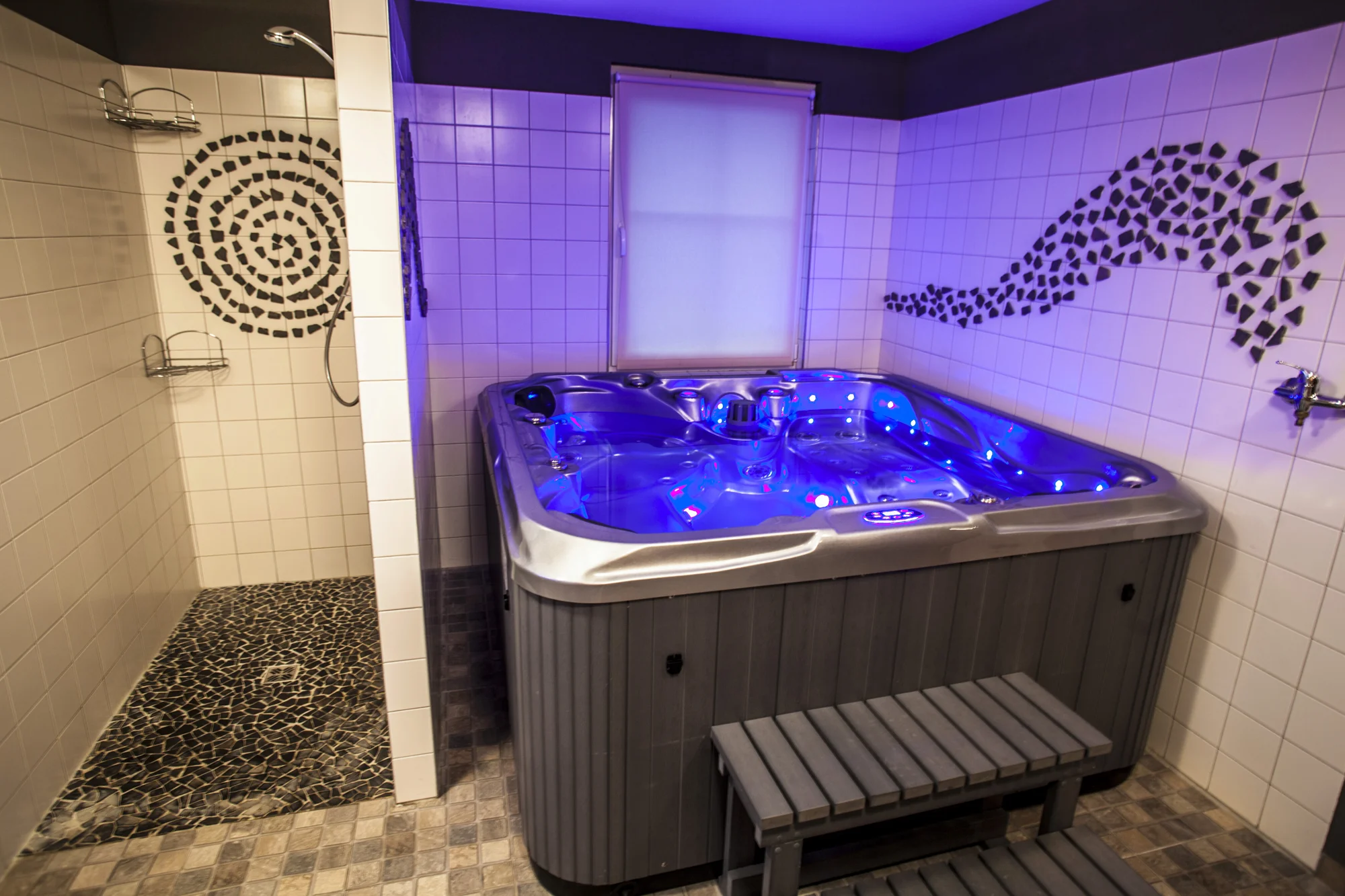 Wellness relax na Třeboňsku: roubenka se saunou, vířivkou i koupacím sudem