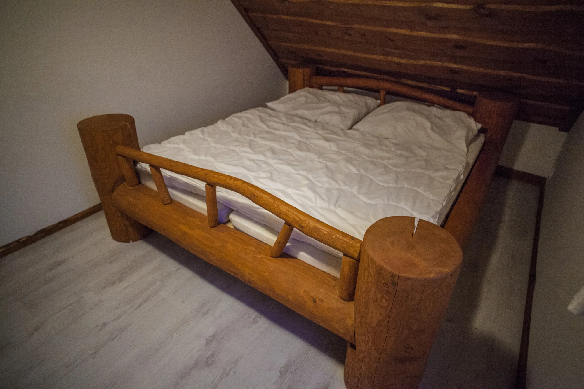 Wellness relax na Třeboňsku: roubenka se saunou, vířivkou i koupacím sudem