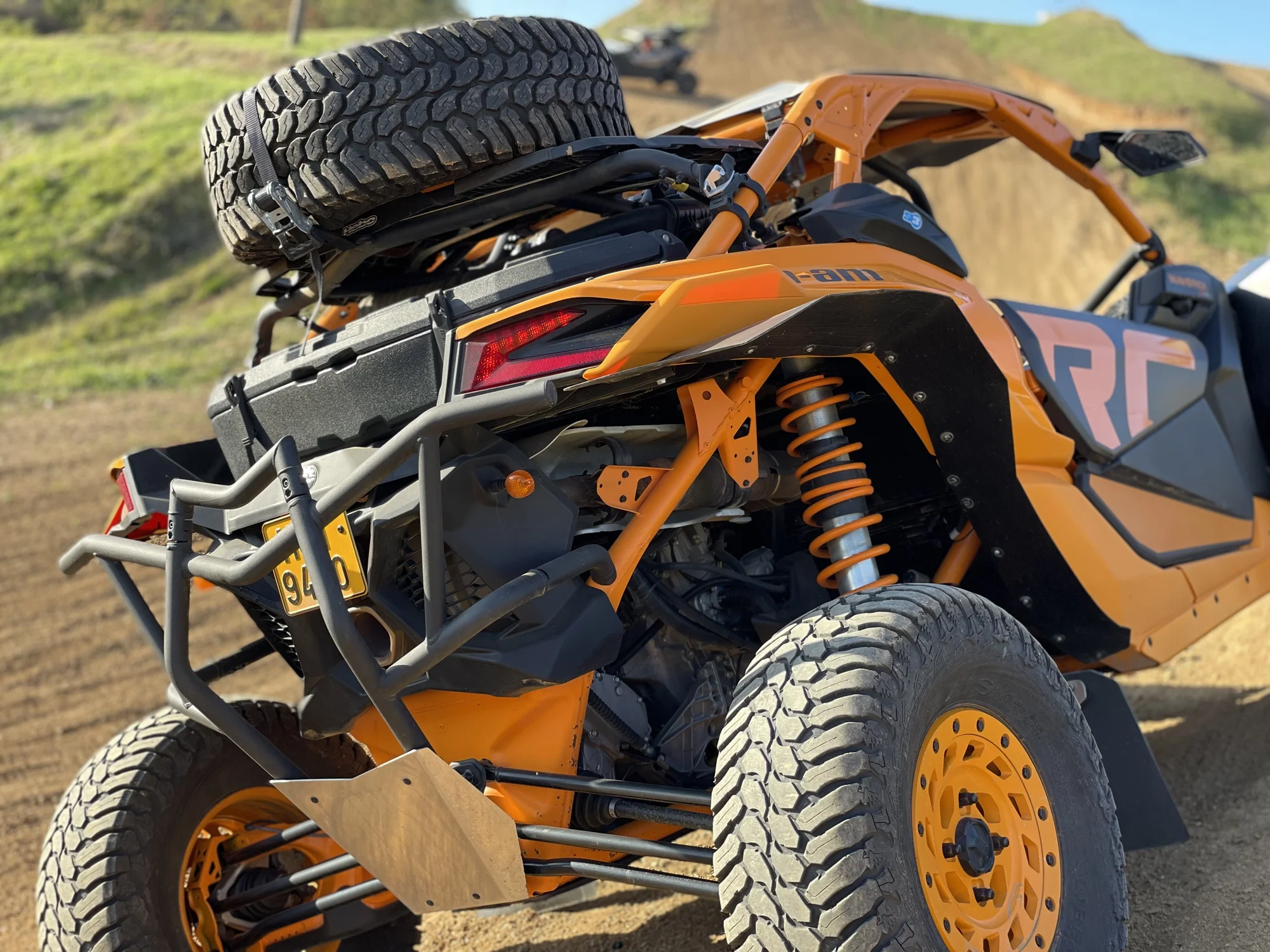 Jízda v dakarské buggy Can-Am Maverick na terénní trati: spolujezdec či řidič