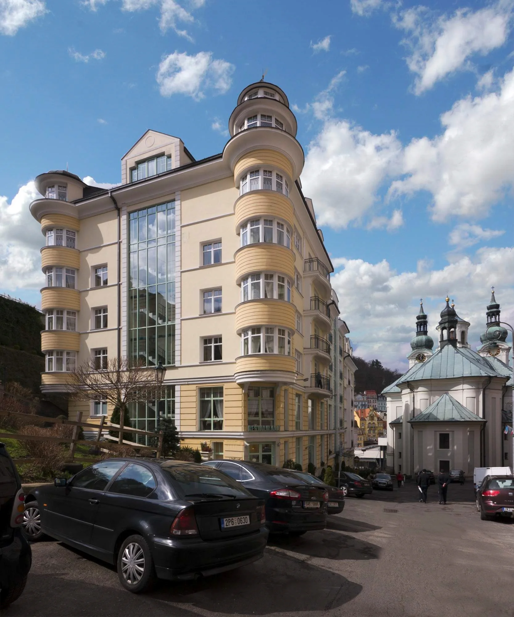 Pobyt v Karlových Varech se snídaní či polopenzí, neomezeným wellness i masáží
