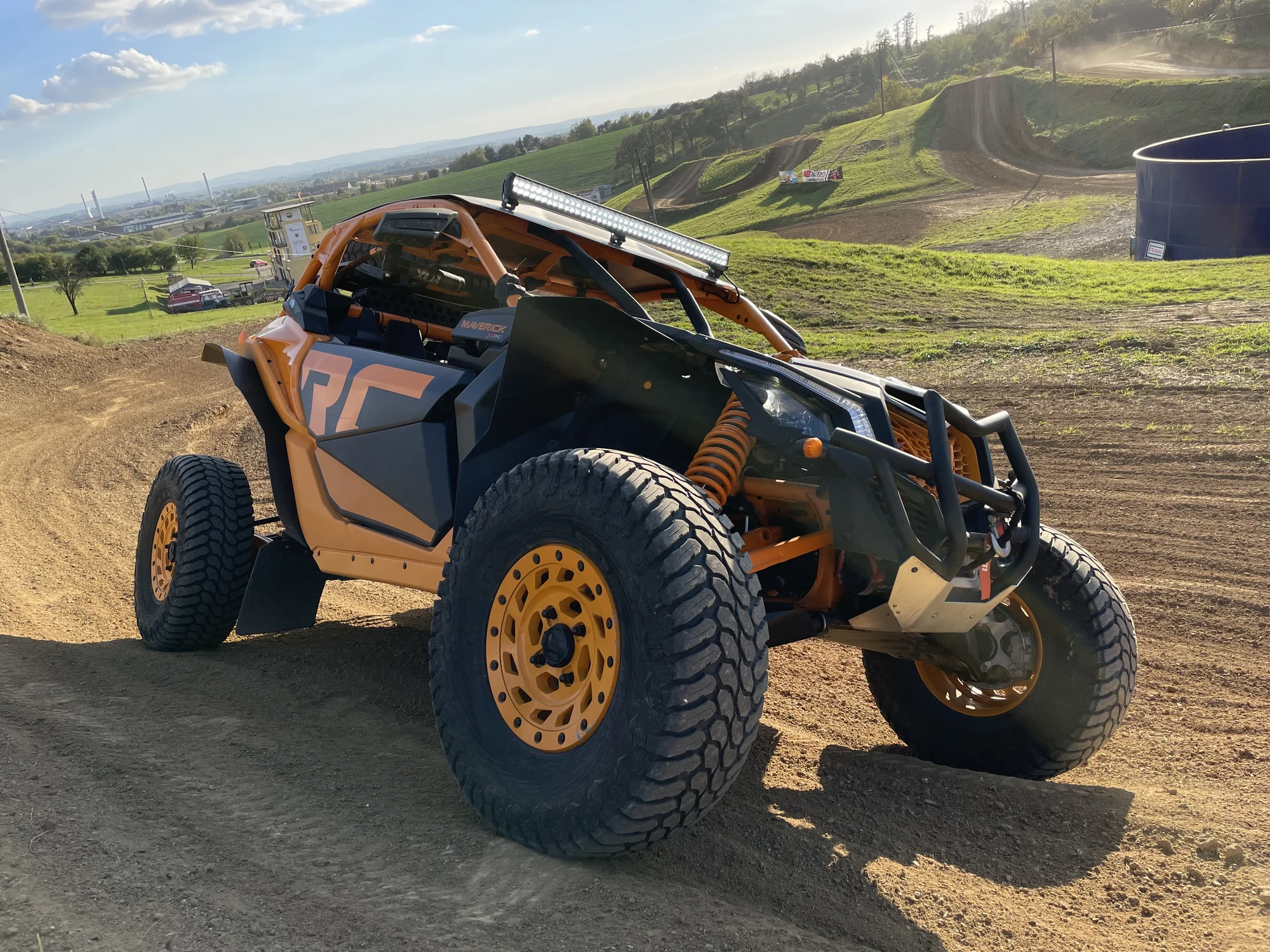 Jízda v dakarské buggy Can-Am Maverick na terénní trati: spolujezdec či řidič
