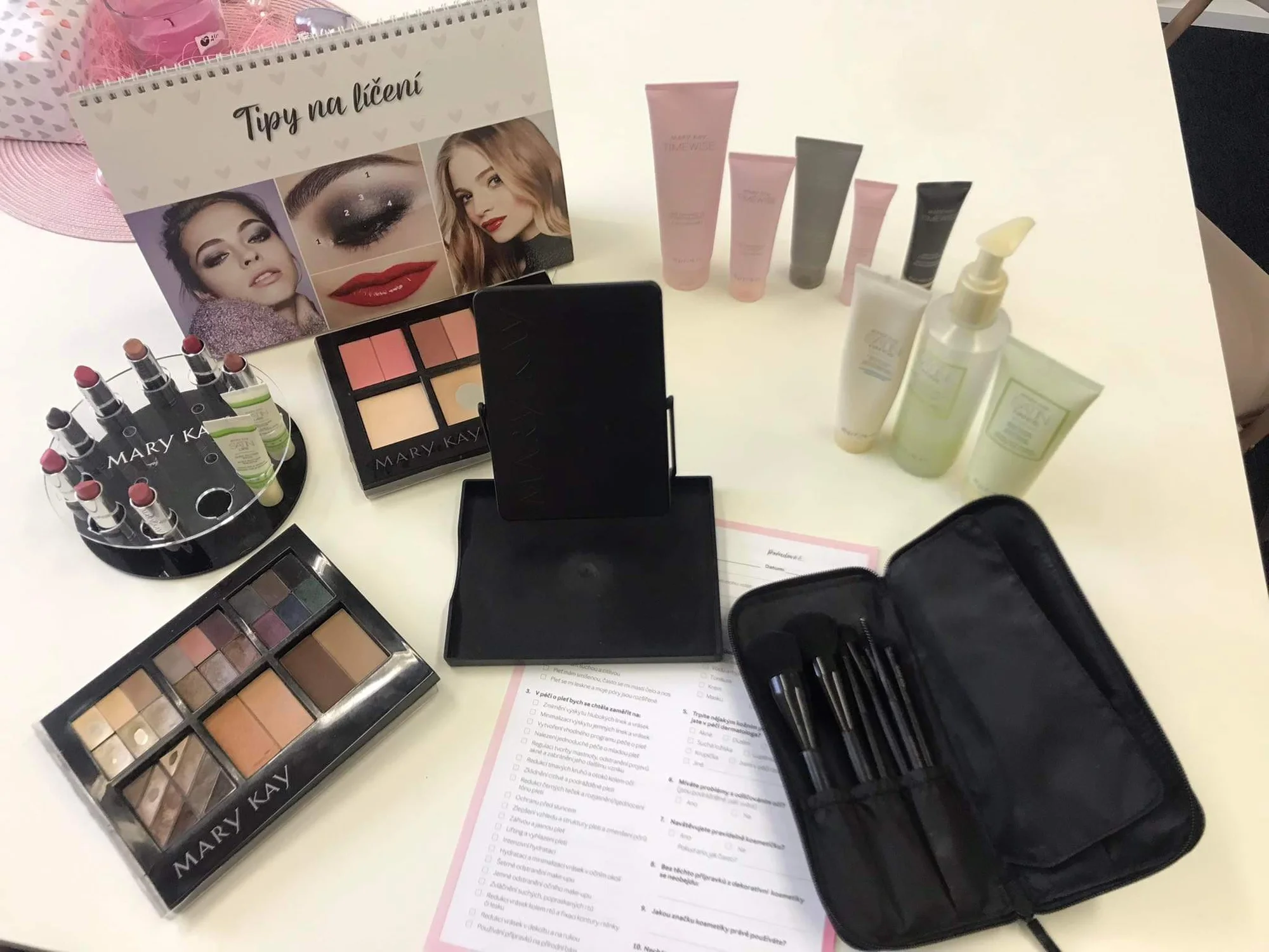 Kurz líčení pro 1 nebo 2 osoby i varianty s balíčkem dekorativní kosmetiky