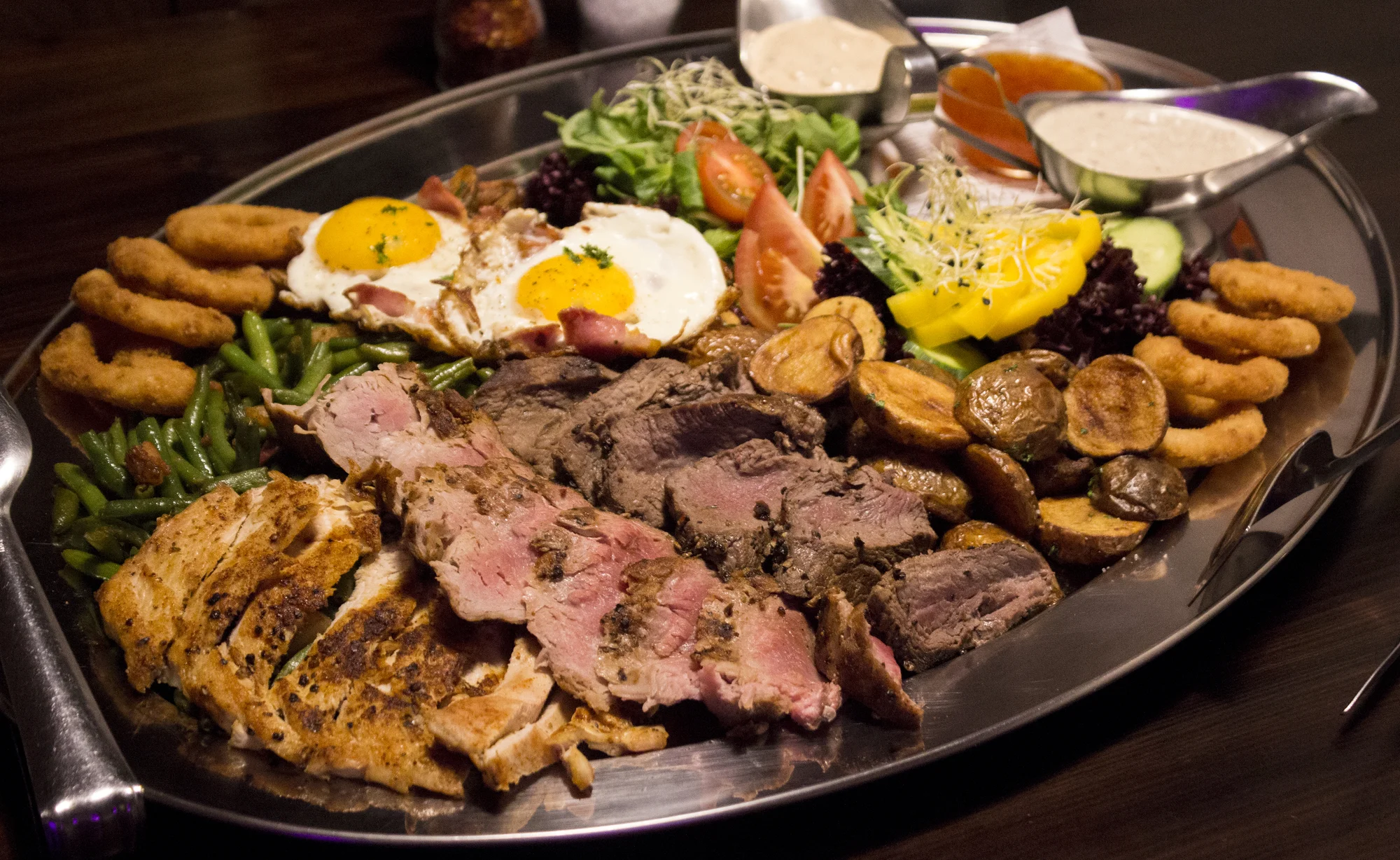 Mix grill: tři druhy masa, fazolky na slanině i cibulové kroužky