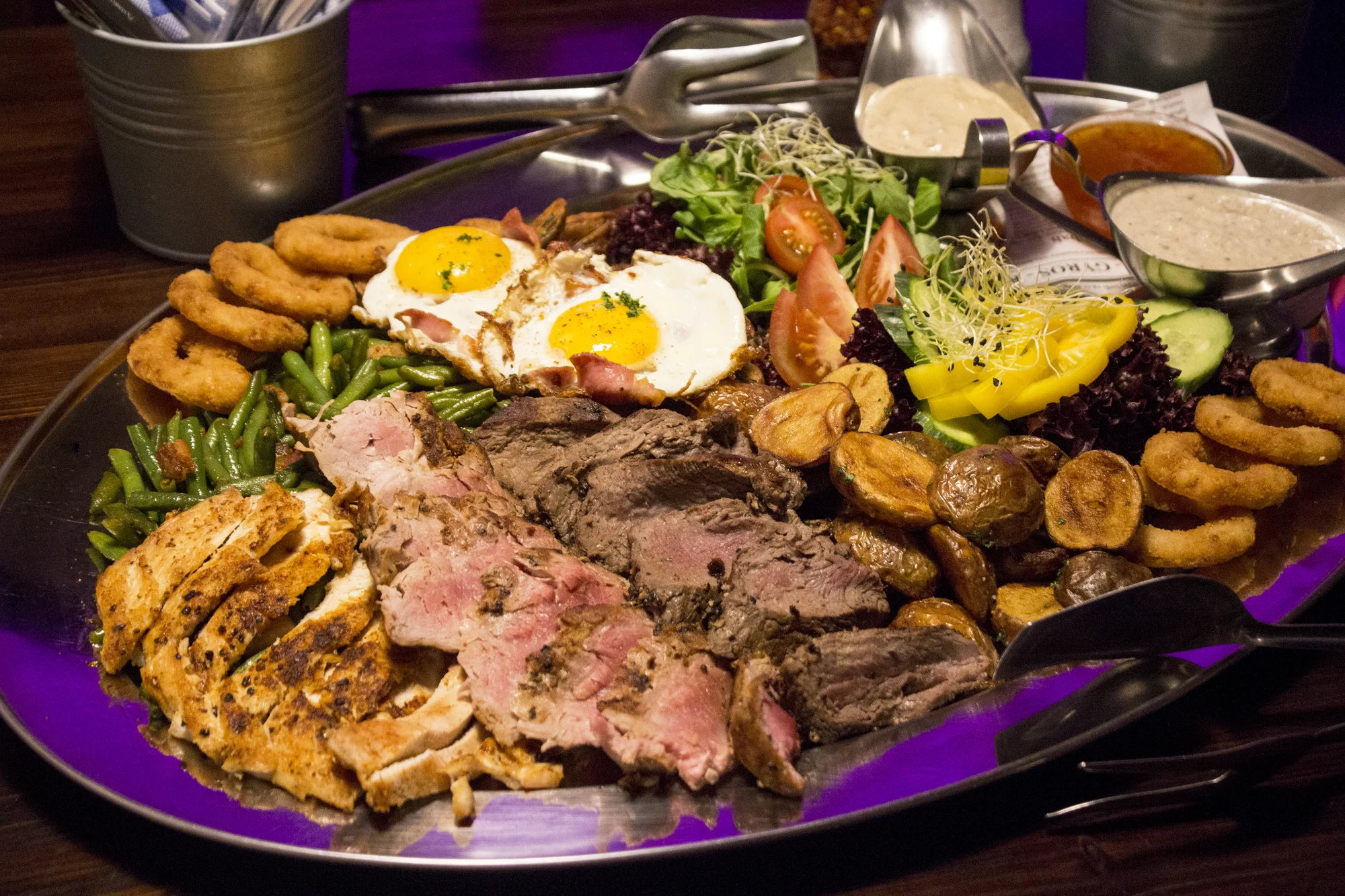 Mix grill: tři druhy masa, fazolky na slanině i cibulové kroužky