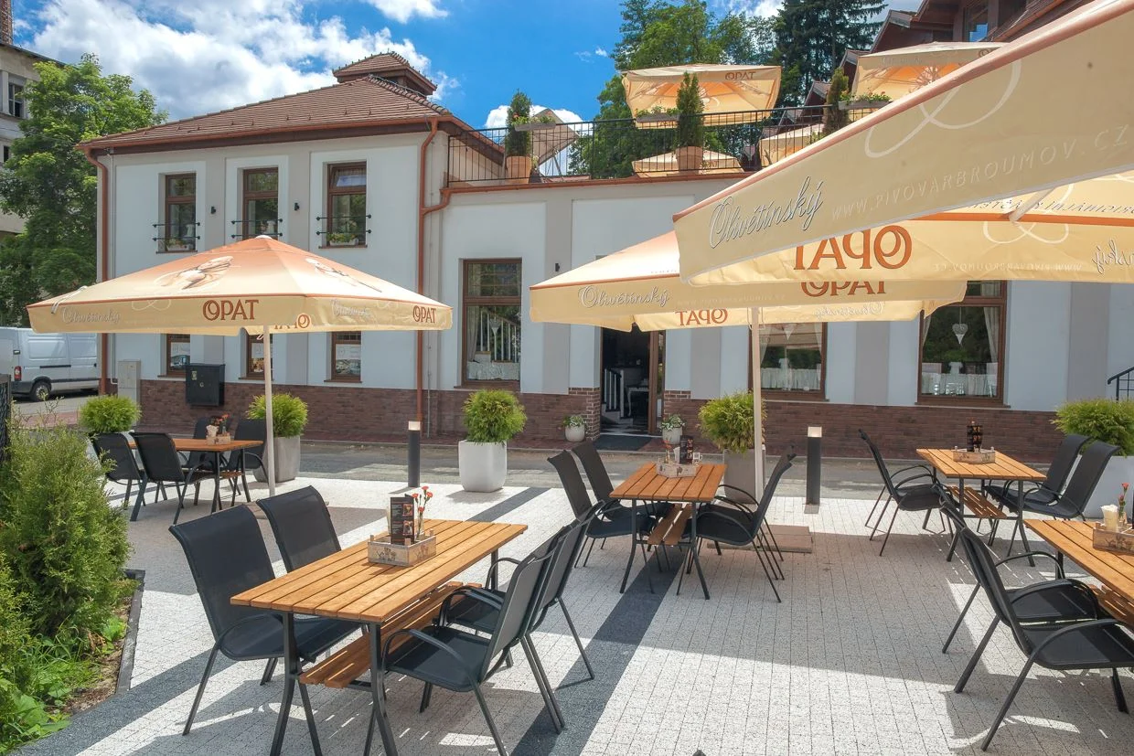 Lázeňské město Duszniki Zdrój blízko českých hranic: moderní hotel s wellness a polopenzí