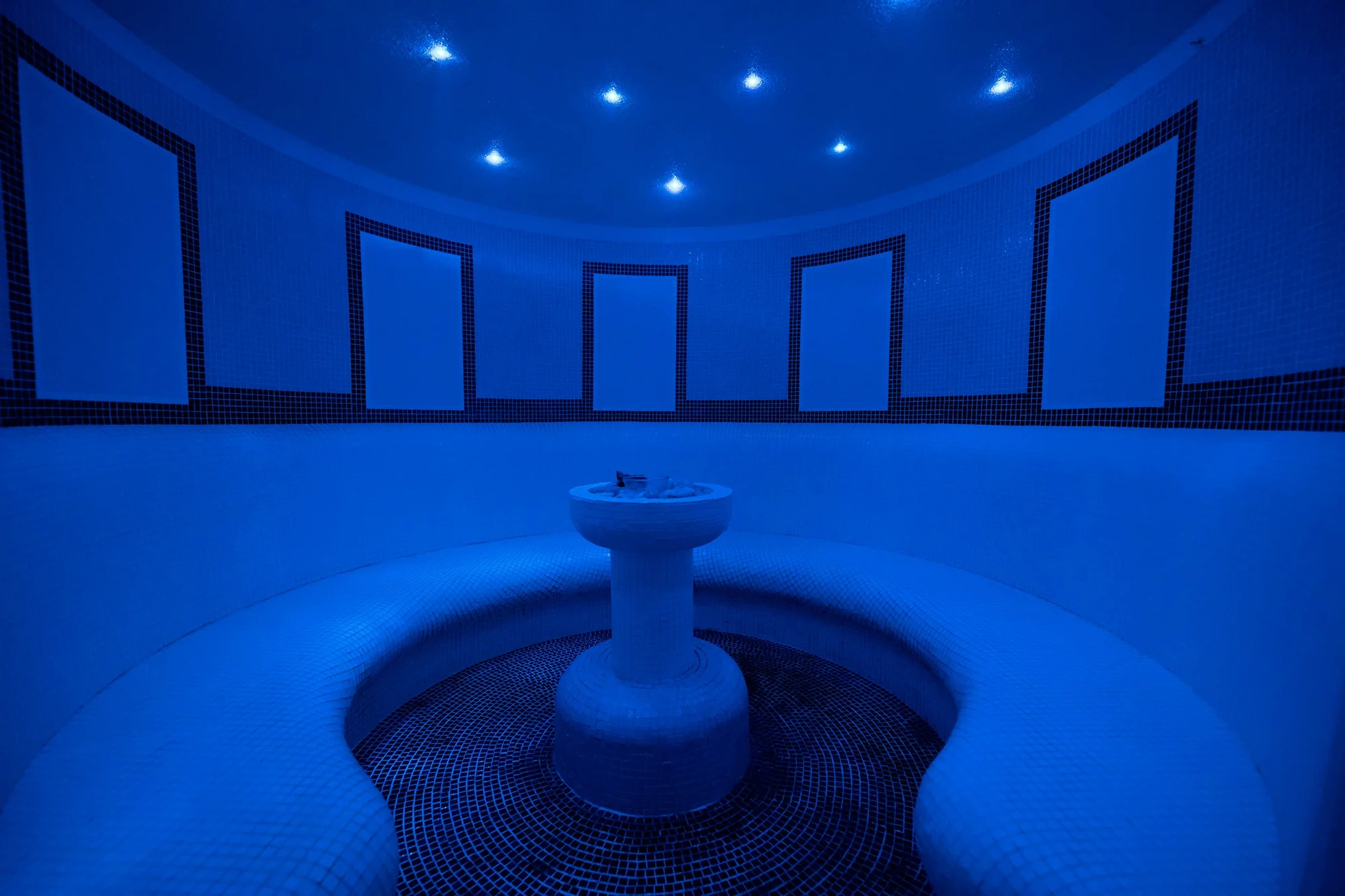 Hodina relaxace: velký saunový svět s 10 druhy saun, vířivkami a intimní atmosférou
