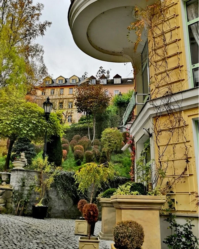 Pobyt v Karlových Varech se snídaní či polopenzí, neomezeným wellness i masáží