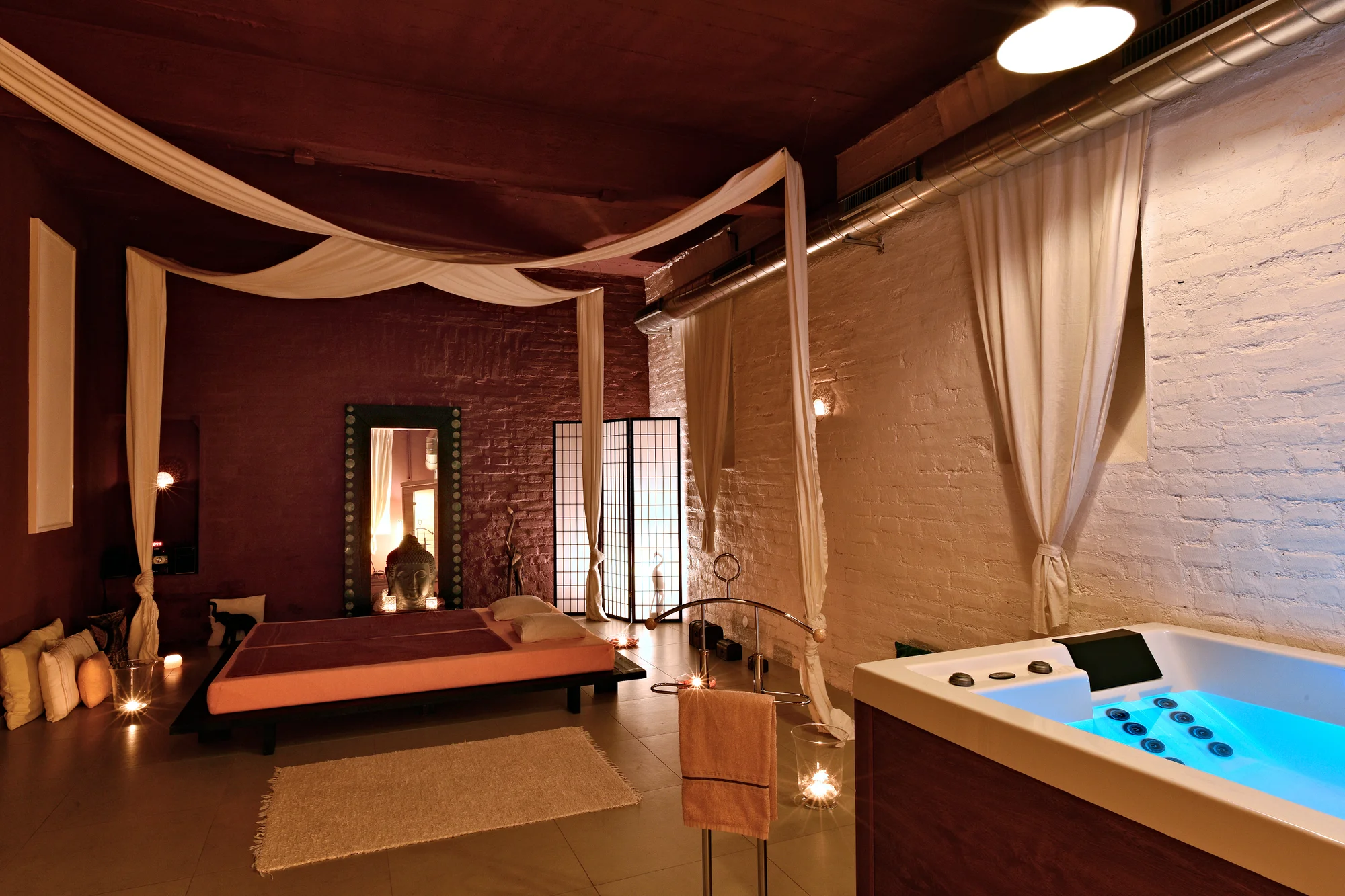 Privátní relax pro dva: hydromasážní vana, infrasauna i masáže, 120 minut nebo klidně celá noc