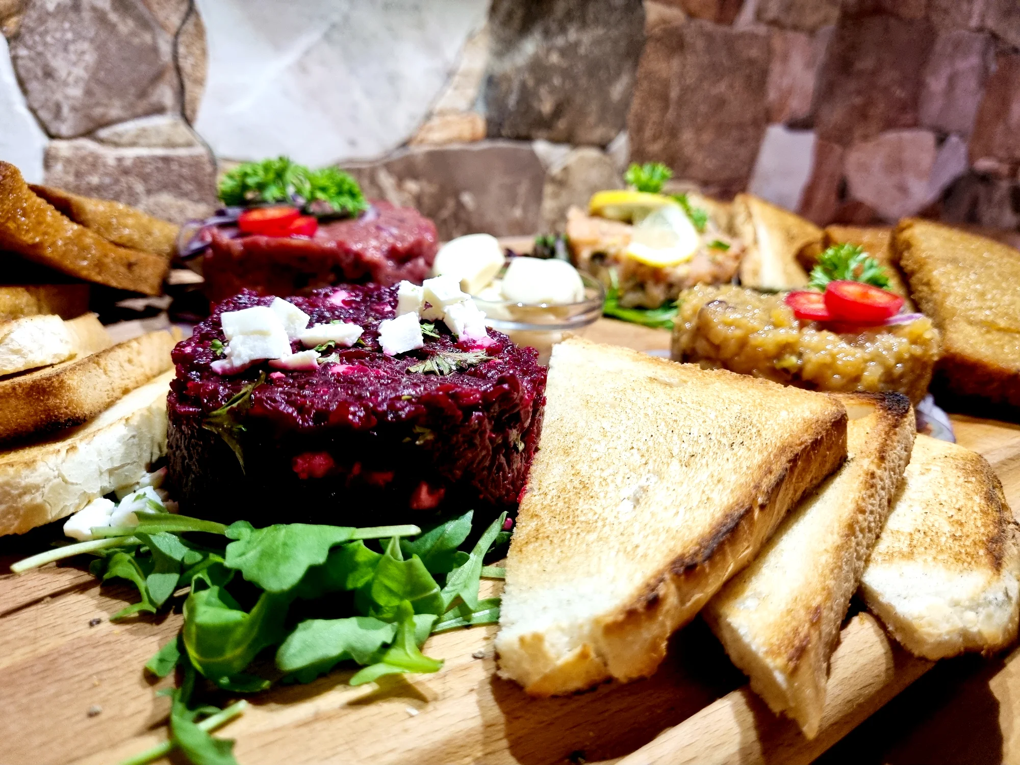 Degustace 4 druhů tataráků: hovězí, lososový, tvarůžkový i řepový