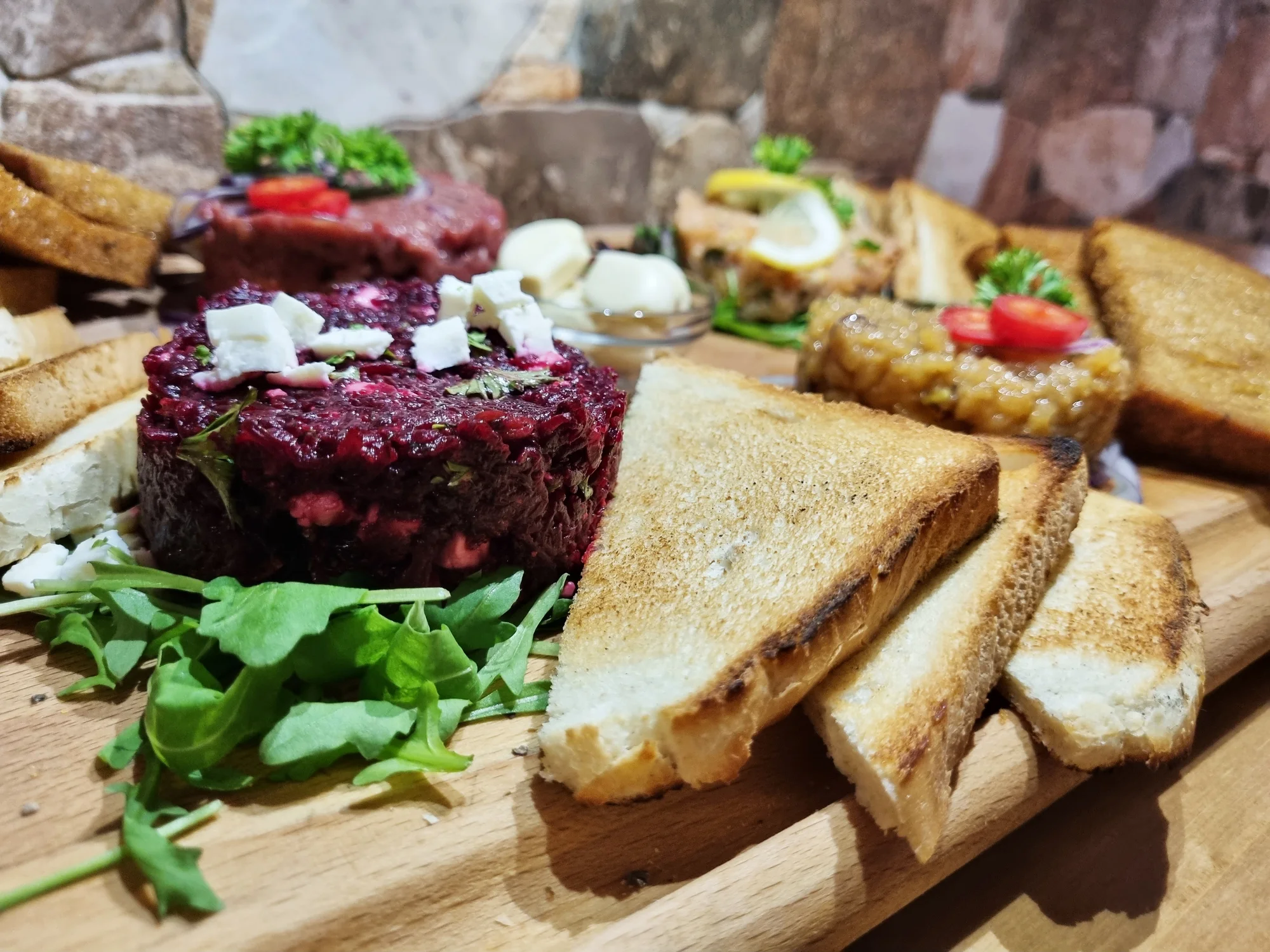 Degustace 4 druhů tataráků: hovězí, lososový, tvarůžkový i řepový