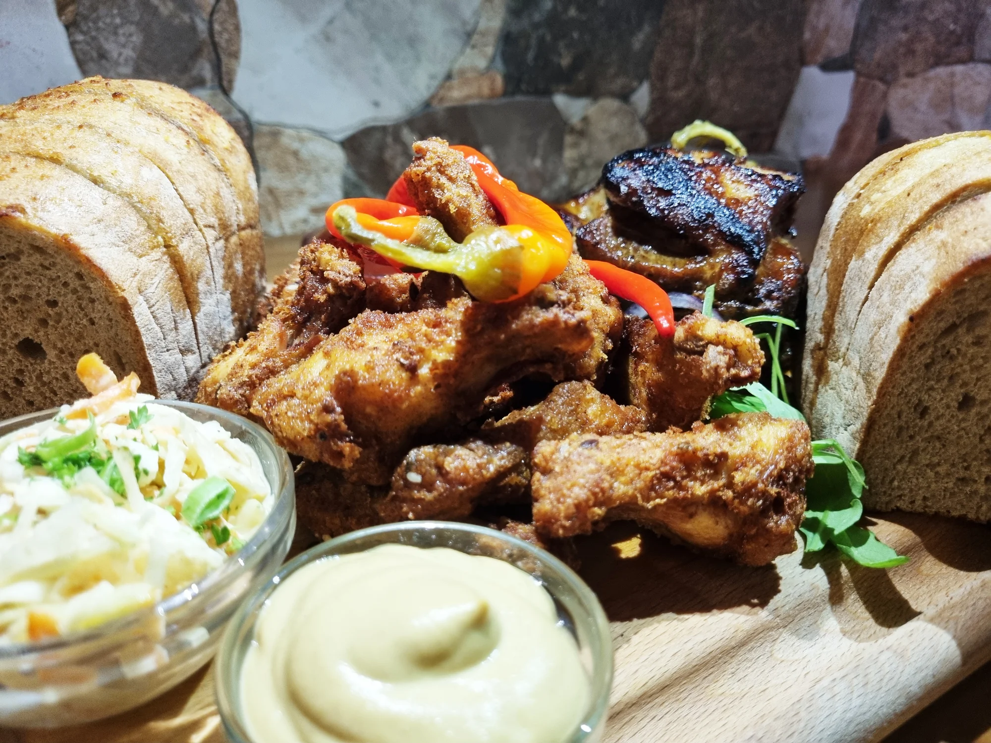 450 g nebo až 1,2 kg marinovaných žeber a smažených křidýlek, nebo varianty s kuřecími stripsy