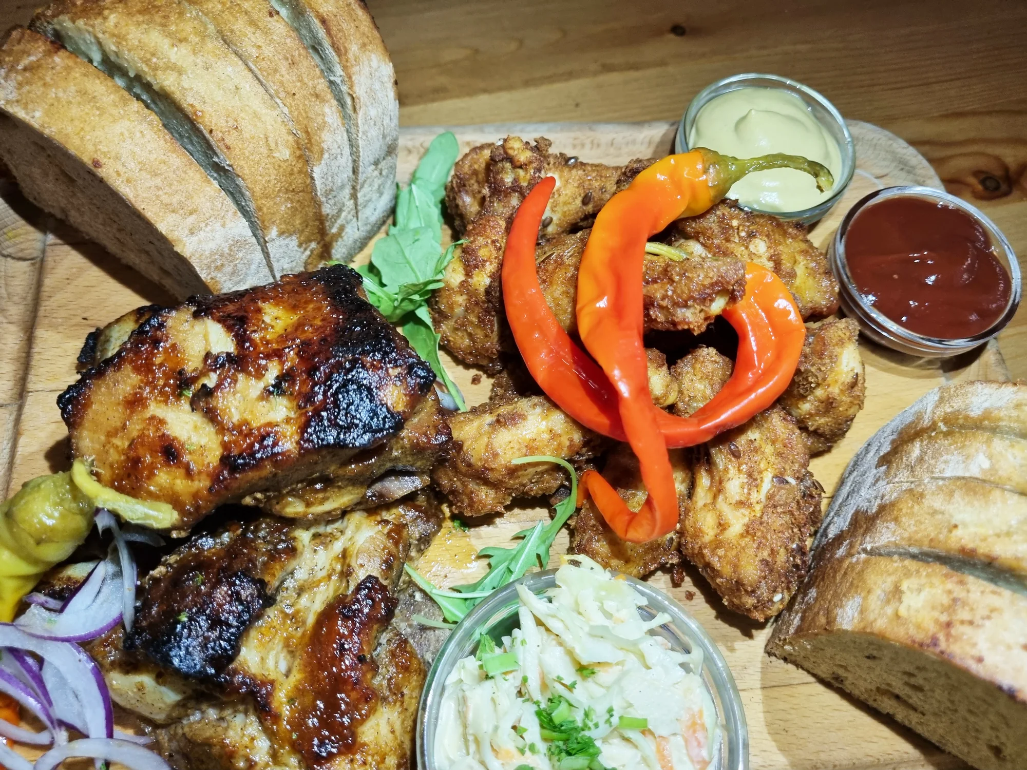 450 g nebo až 1,2 kg marinovaných žeber a smažených křidýlek, nebo varianty s kuřecími stripsy