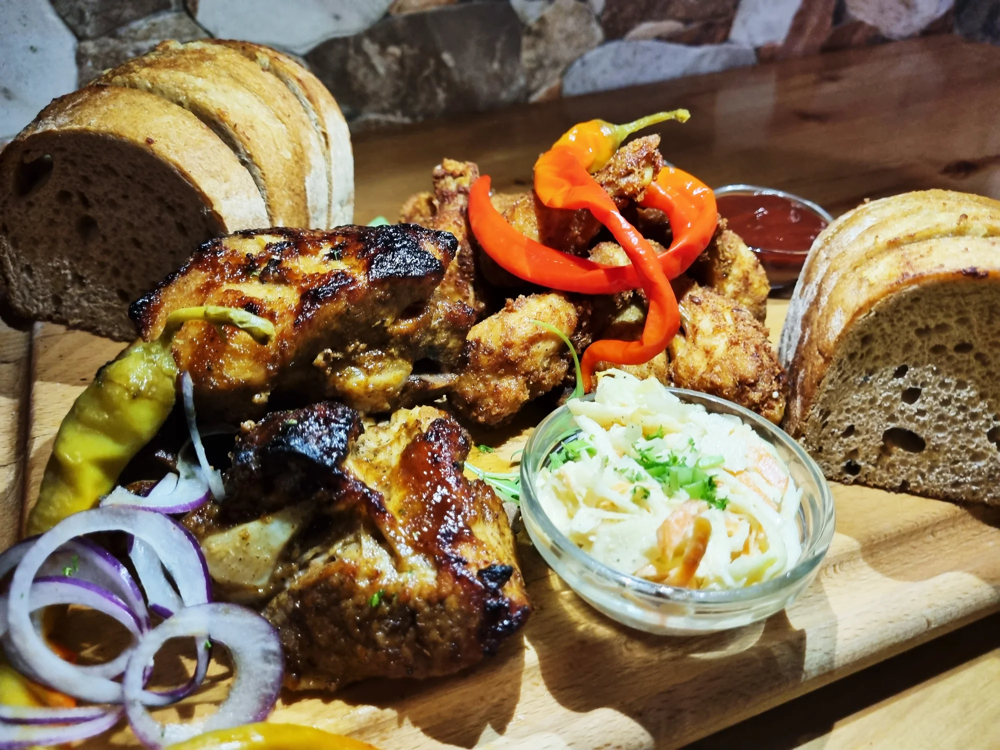 450 g nebo až 1,2 kg marinovaných žeber a smažených křidýlek, nebo varianty s kuřecími stripsy