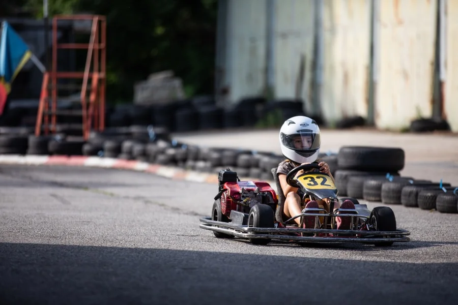 Svižná jízda motokárou pro děti i dospělé: adrenalin a zábava na ověřené trati