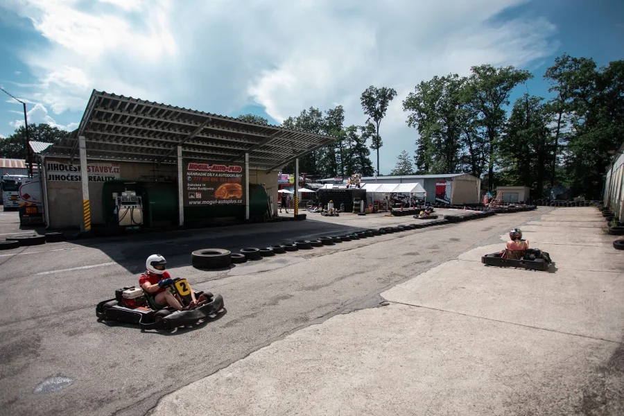 Svižná jízda motokárou pro děti i dospělé: adrenalin a zábava na ověřené trati