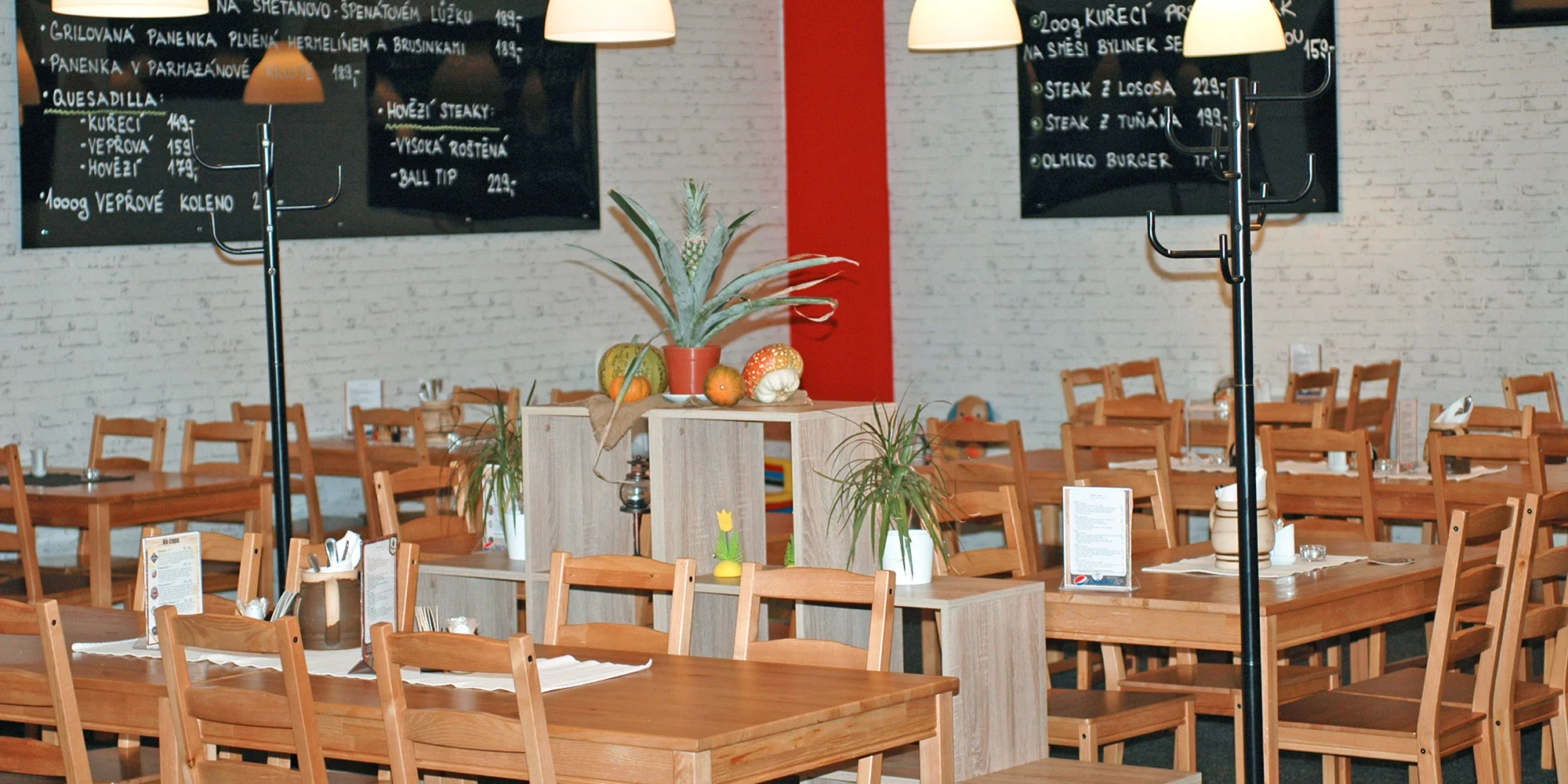 450 g nebo až 1,2 kg marinovaných žeber a smažených křidýlek, nebo varianty s kuřecími stripsy