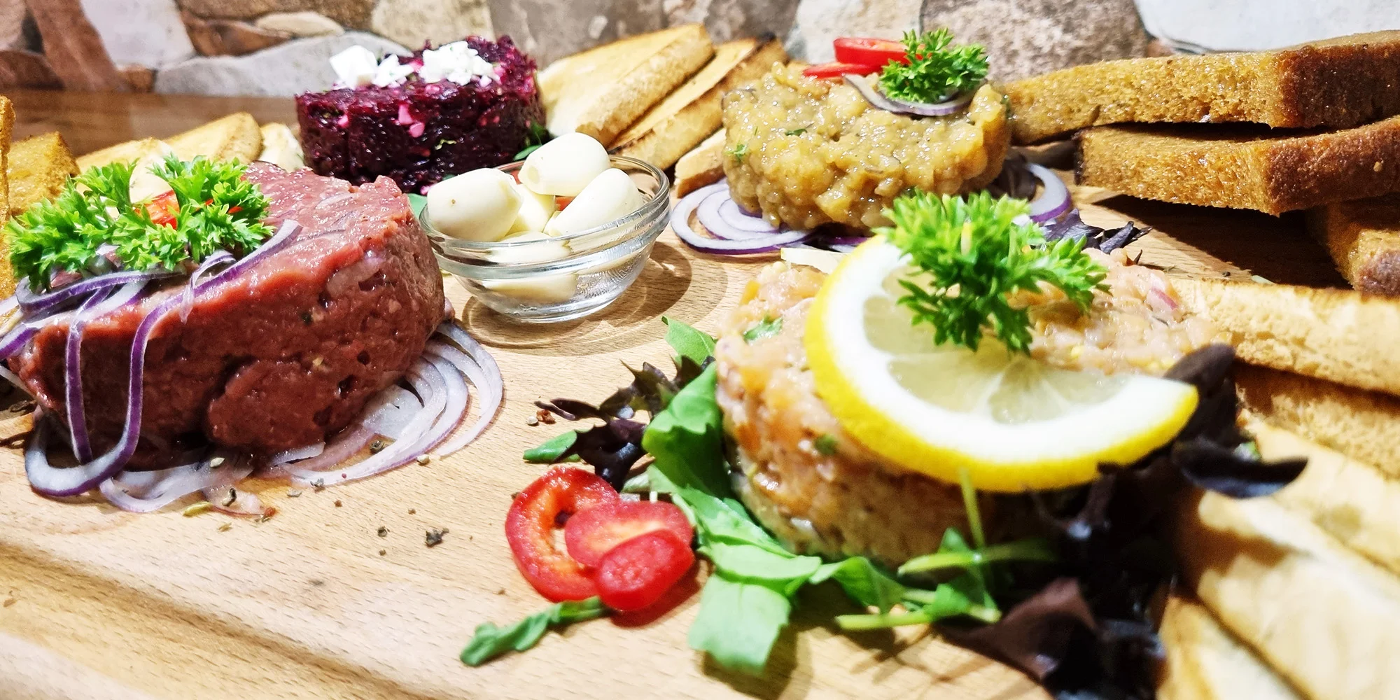 Degustace 4 druhů tataráků: hovězí, lososový, tvarůžkový i řepový