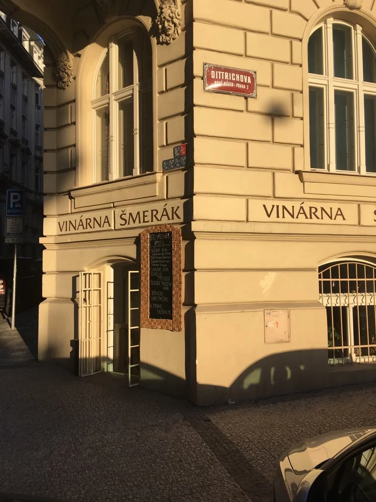 Posezení ve vinárně: 0,5 l vína z rodinného vinařství a degustační sýrovo-salámový talíř