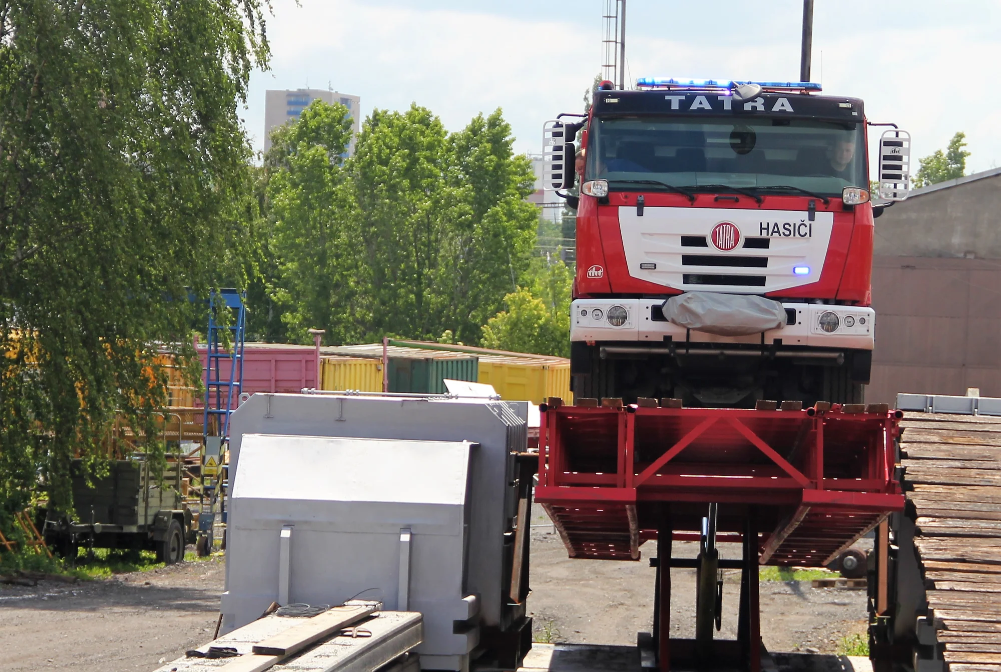 120min. jízda terénem a po houpačce v kabině 4 speciálů Tatra: hasičský vůz, náklaďák i jeřáb