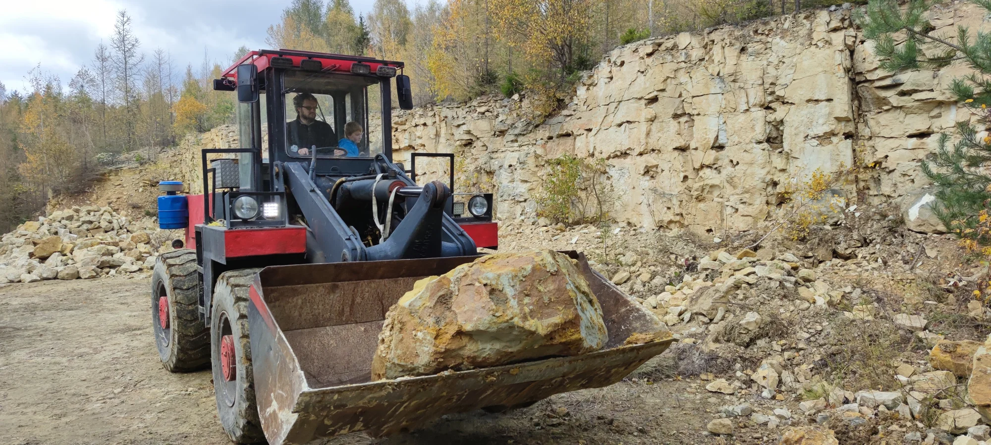 30–60 min. řádění s legendárním kloubovým nakladačem, bagrem nebo rypadlem