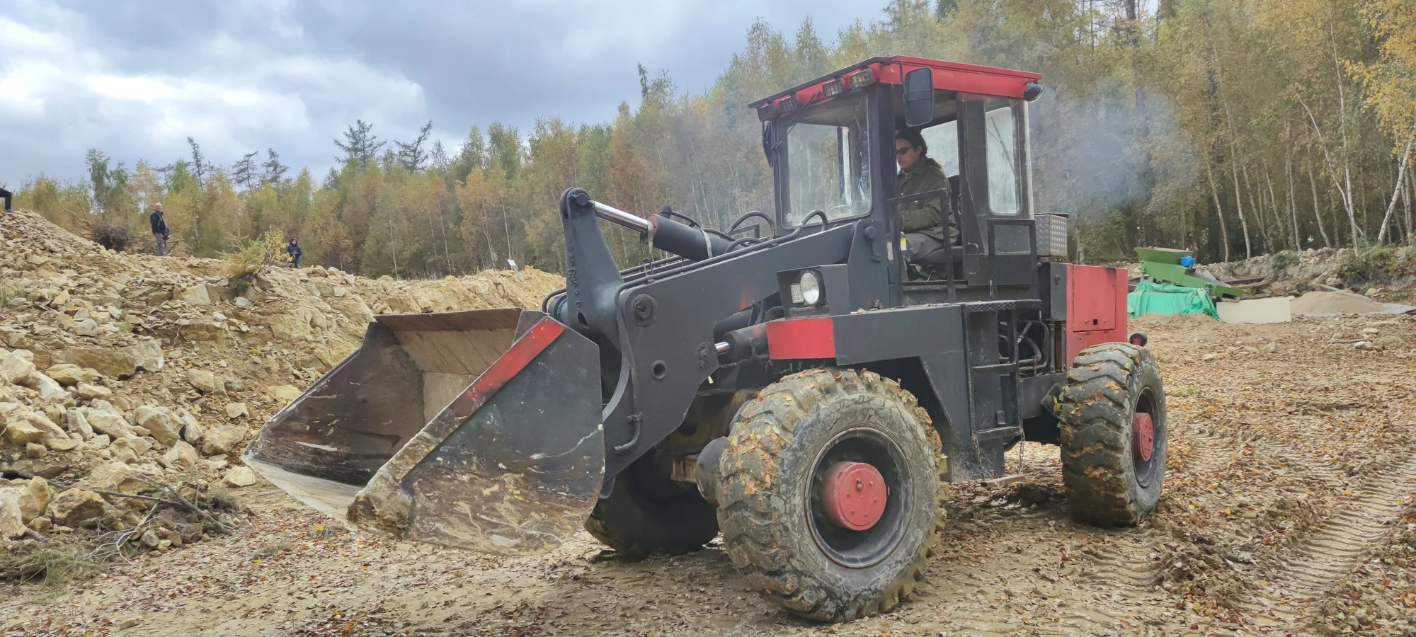 30–60 min. řádění s legendárním kloubovým nakladačem, bagrem nebo rypadlem