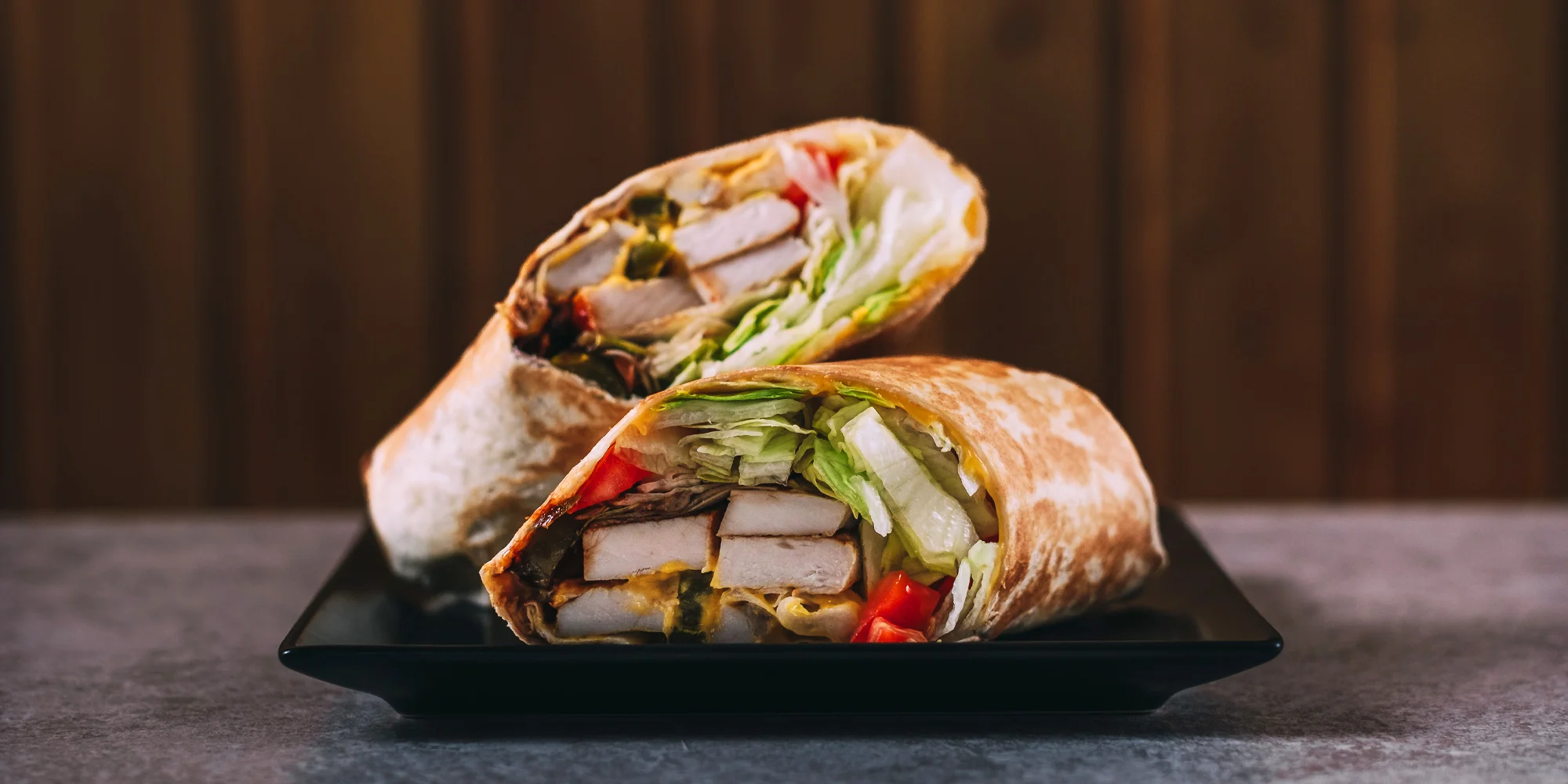 Hovězí, kuřecí i vege burgery, tortily, stripsy, smažáky, saláty i výběr z příloh