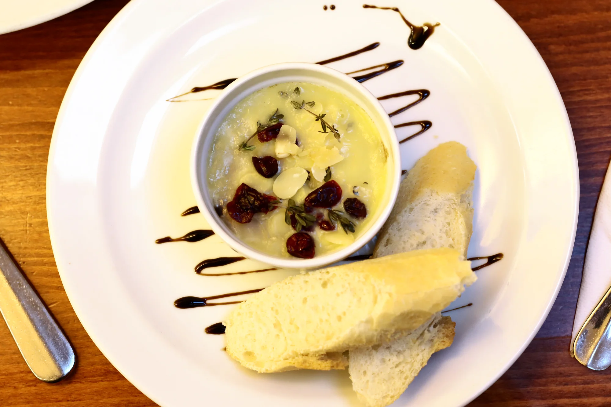 Francouzské čtyřchodové menu pro 2 osoby: žabí stehýnka, cibulačka, dušené hovězí a crème brûlée
