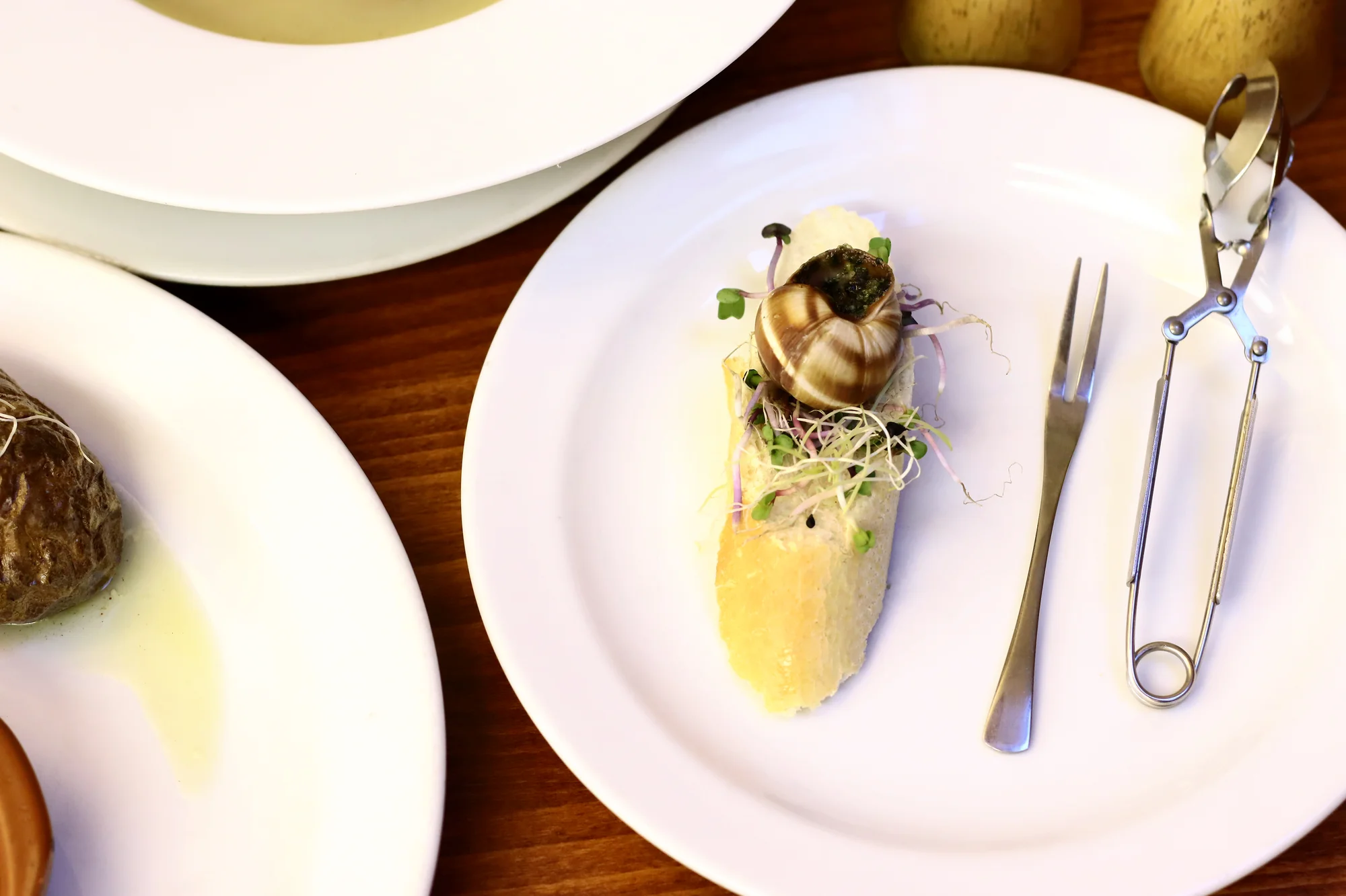 Francouzské čtyřchodové menu pro 2 osoby: žabí stehýnka, cibulačka, dušené hovězí a crème brûlée