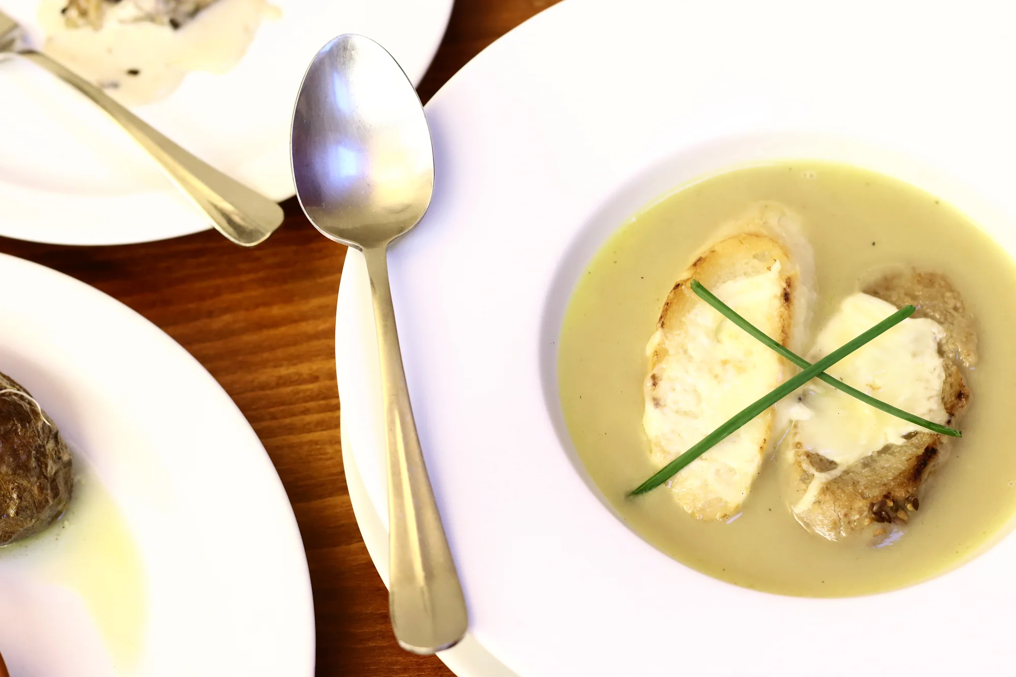 Francouzské čtyřchodové menu pro 2 osoby: žabí stehýnka, cibulačka, dušené hovězí a crème brûlée