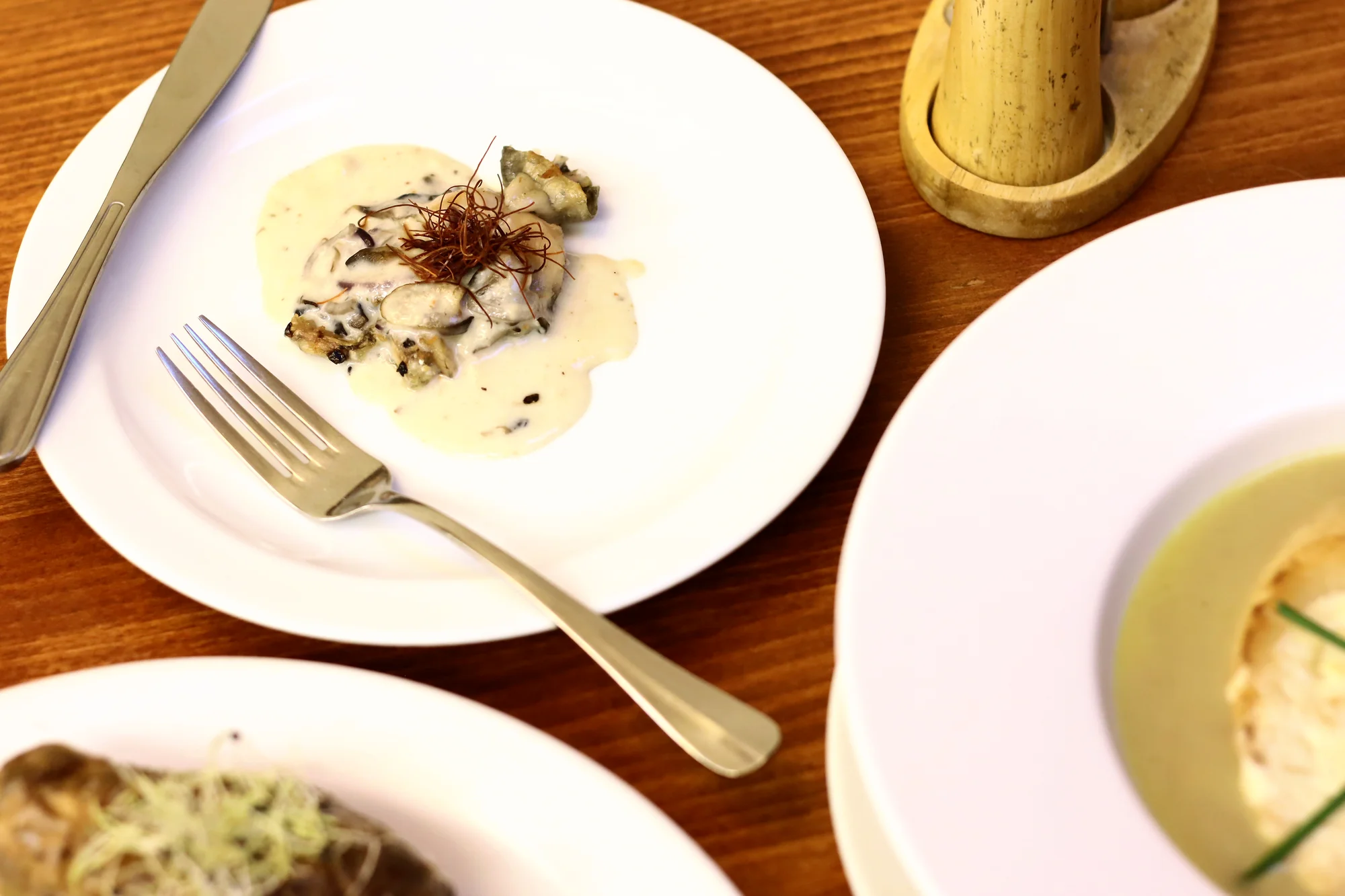 Francouzské čtyřchodové menu pro 2 osoby: žabí stehýnka, cibulačka, dušené hovězí a crème brûlée