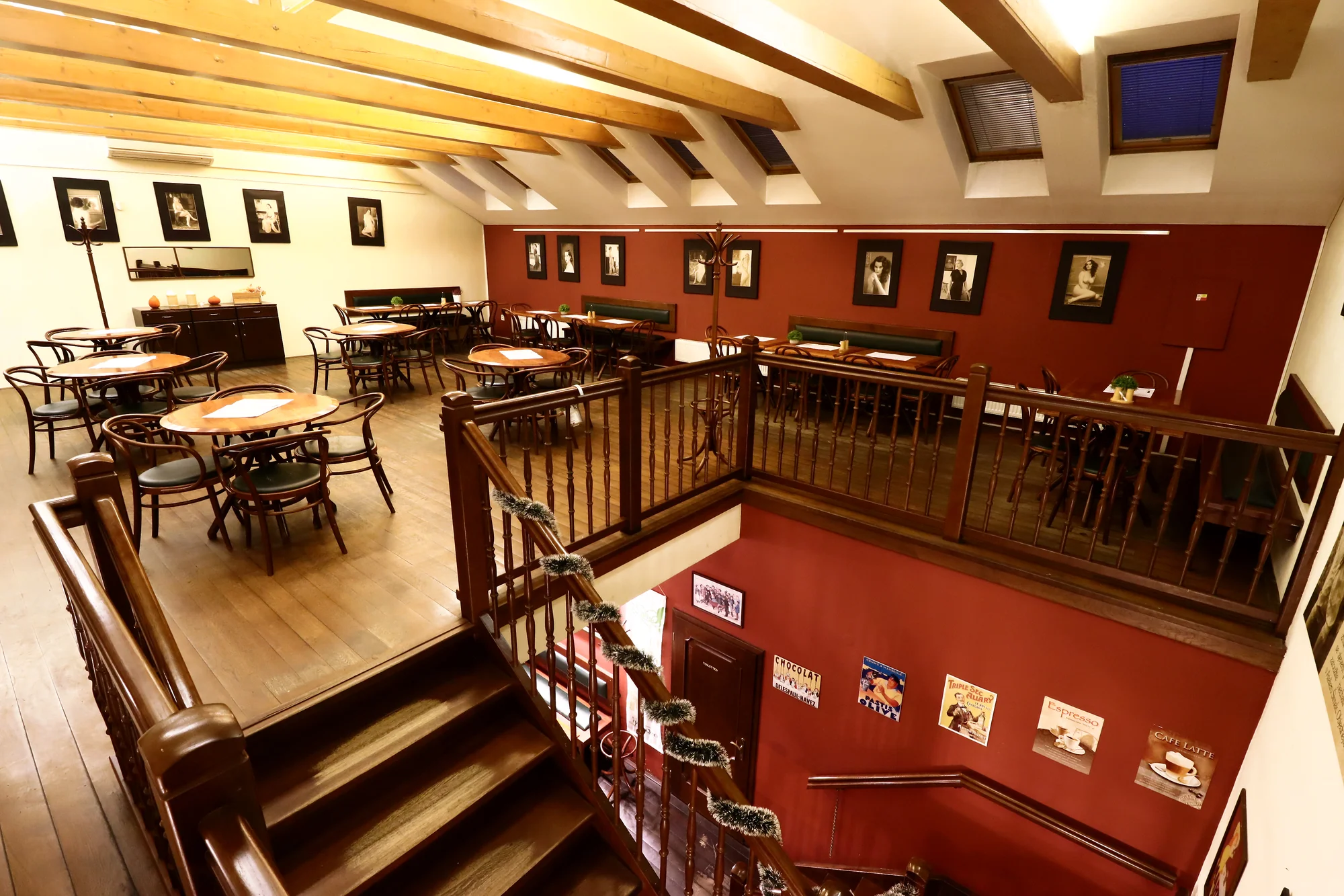 Francouzské čtyřchodové menu pro 2 osoby: žabí stehýnka, cibulačka, dušené hovězí a crème brûlée