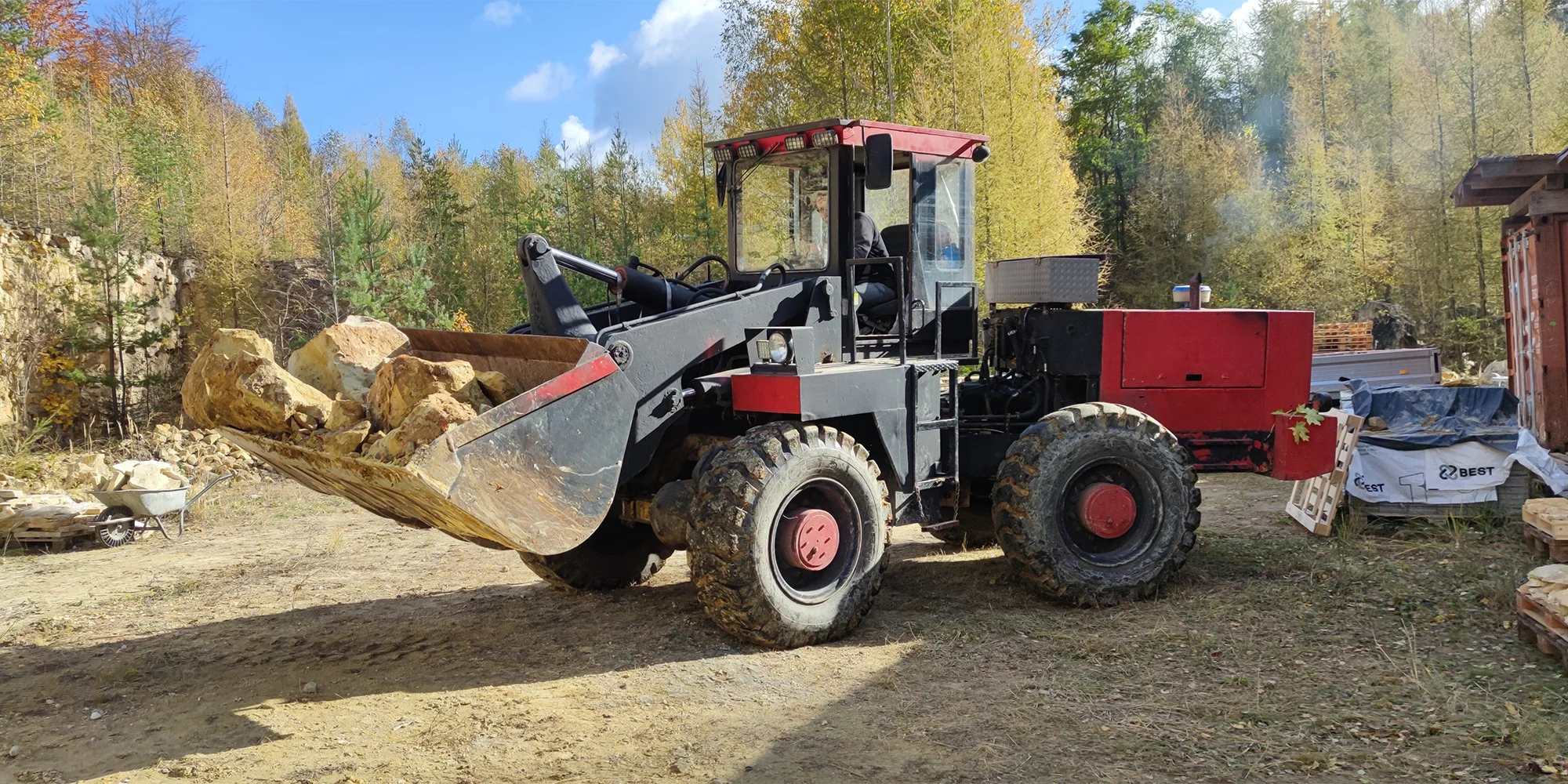 30–60 min. řádění s legendárním kloubovým nakladačem, bagrem nebo rypadlem