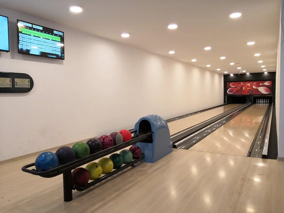 Pořádná nálož kuřecích křídel i s hranolky a hodina bowlingu až pro 8 hráčů