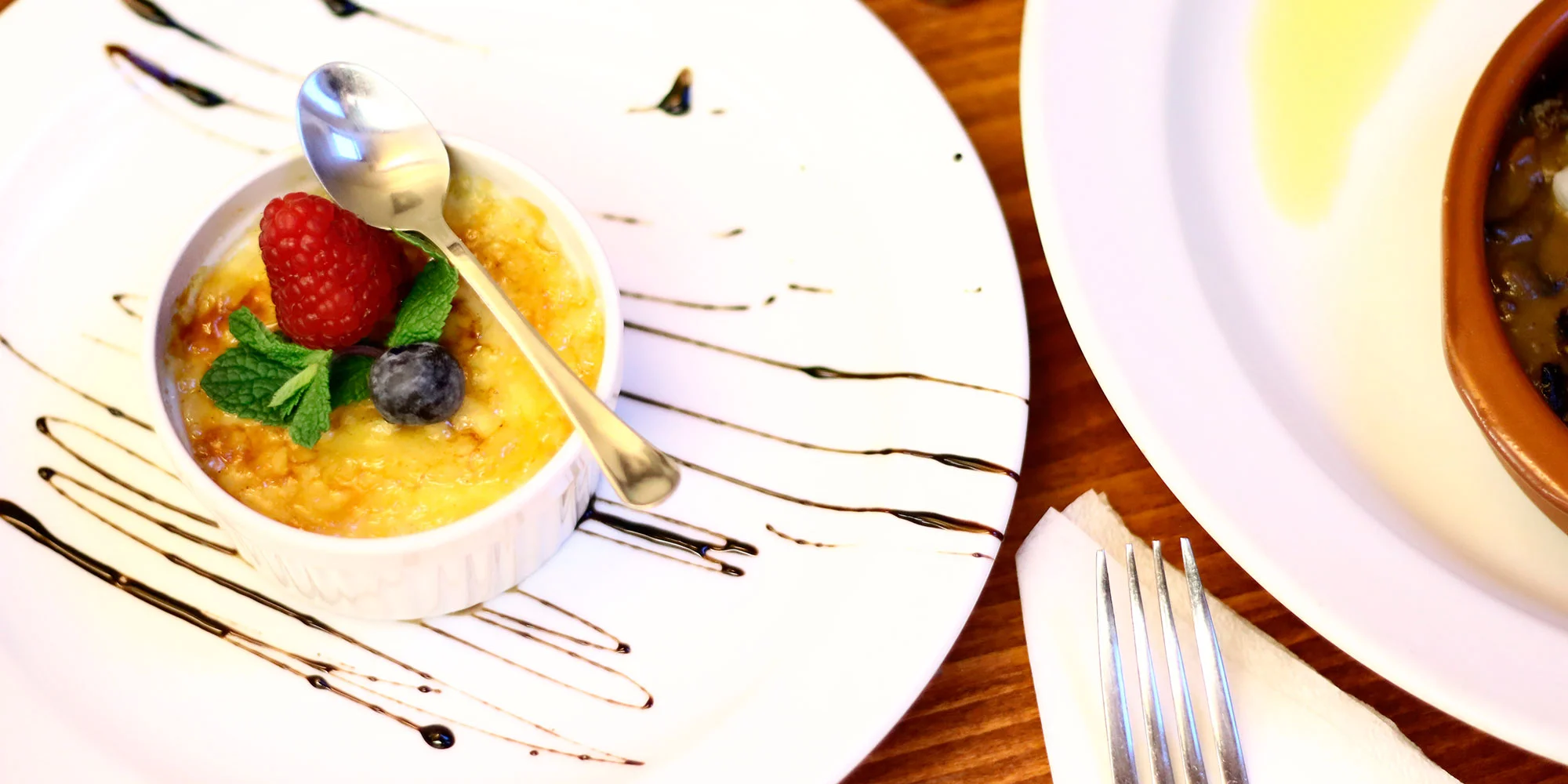 Francouzské čtyřchodové menu pro 2 osoby: žabí stehýnka, cibulačka, dušené hovězí a crème brûlée