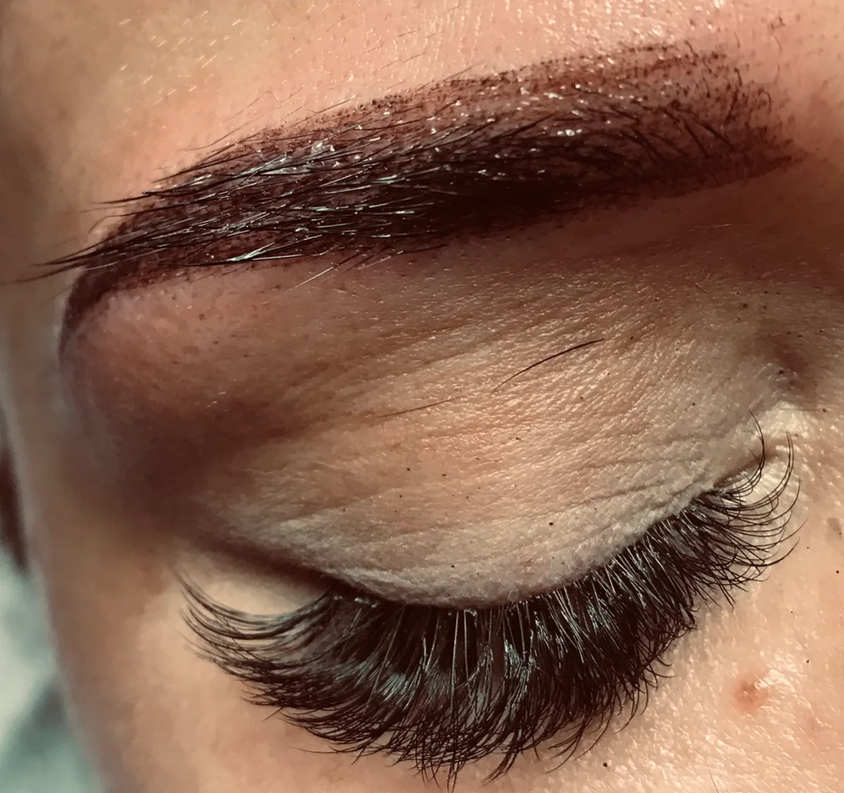 Zvýraznění a zhuštění obočí: 3D microblading (vláskování) nebo stínování