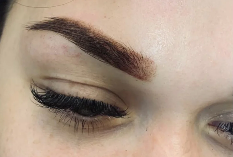 Zvýraznění a zhuštění obočí: 3D microblading (vláskování) nebo stínování