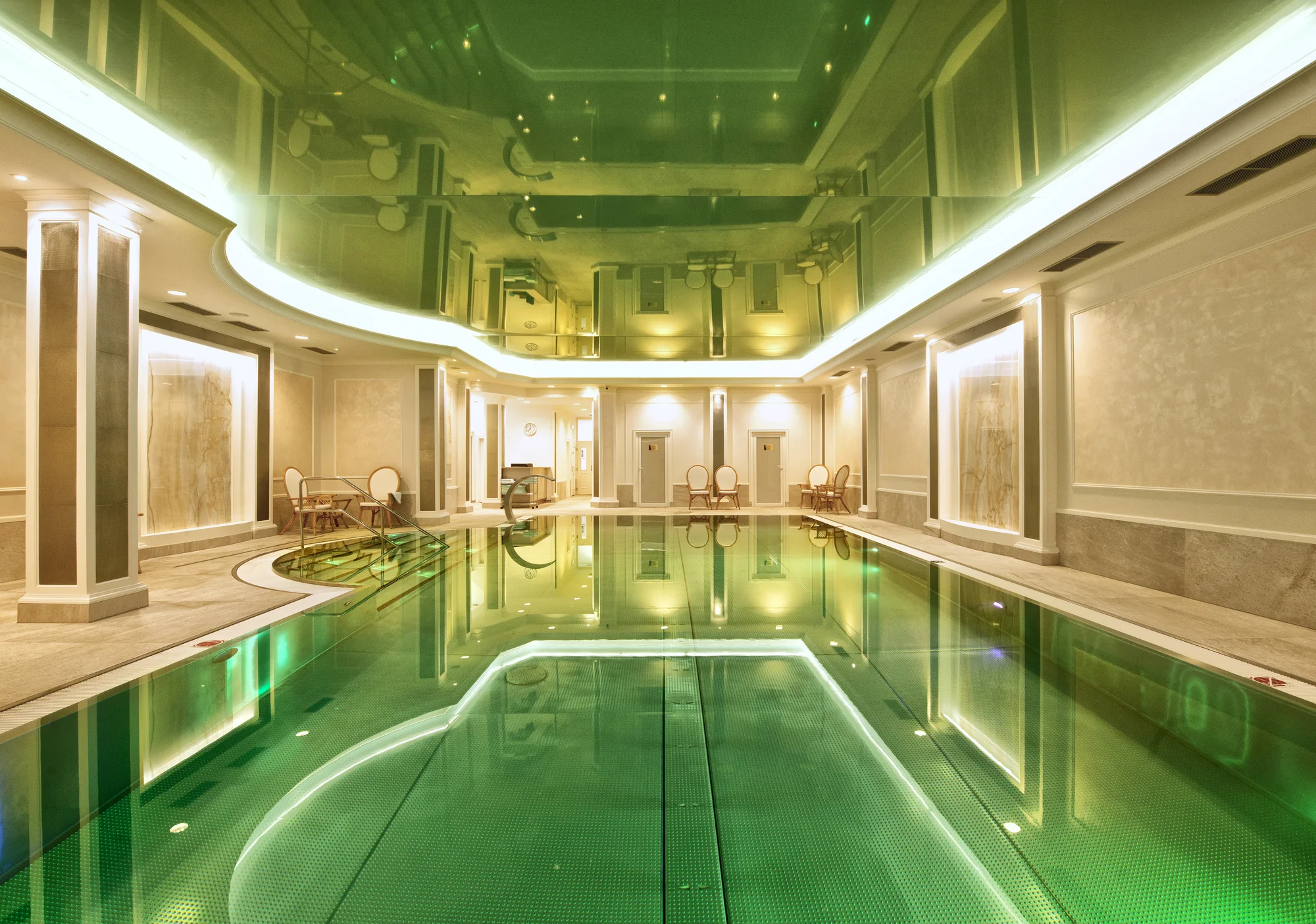 4* relax v Karlových Varech: bazénové a wellness centrum, lázeňské procedury, snídaně či polopenze