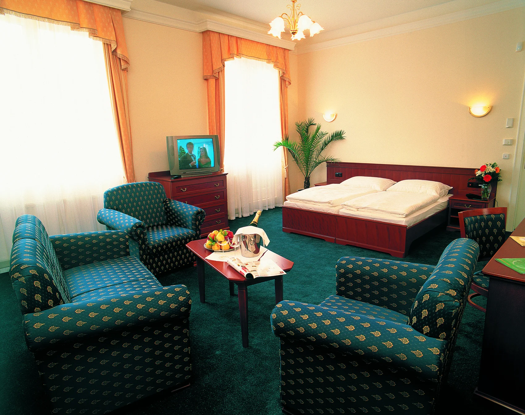 4* relax v Karlových Varech: bazénové a wellness centrum, lázeňské procedury, snídaně či polopenze