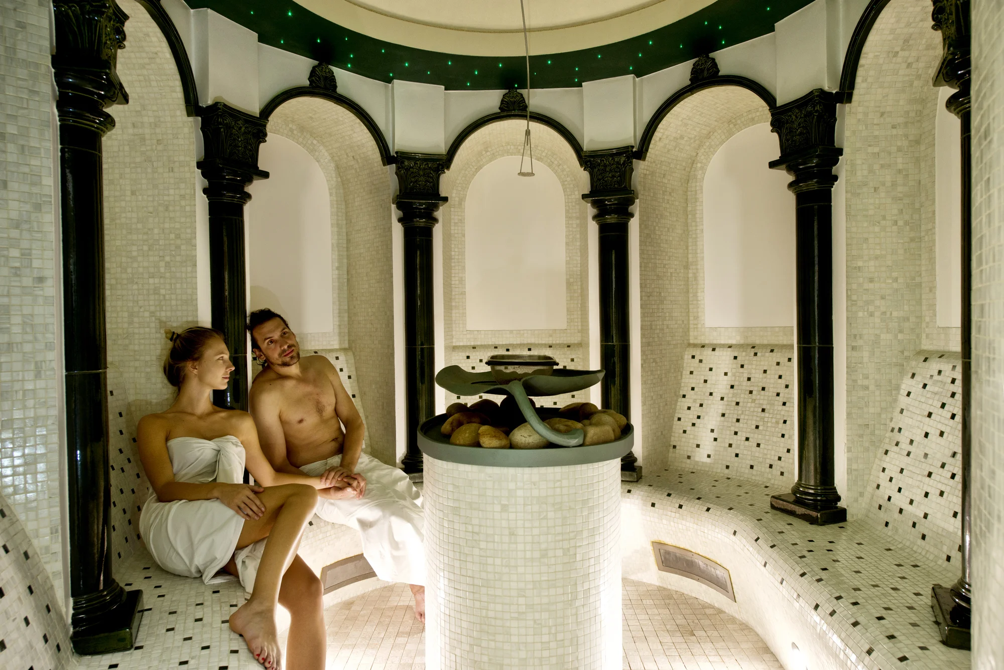 4* relax v Karlových Varech: bazénové a wellness centrum, lázeňské procedury, snídaně či polopenze