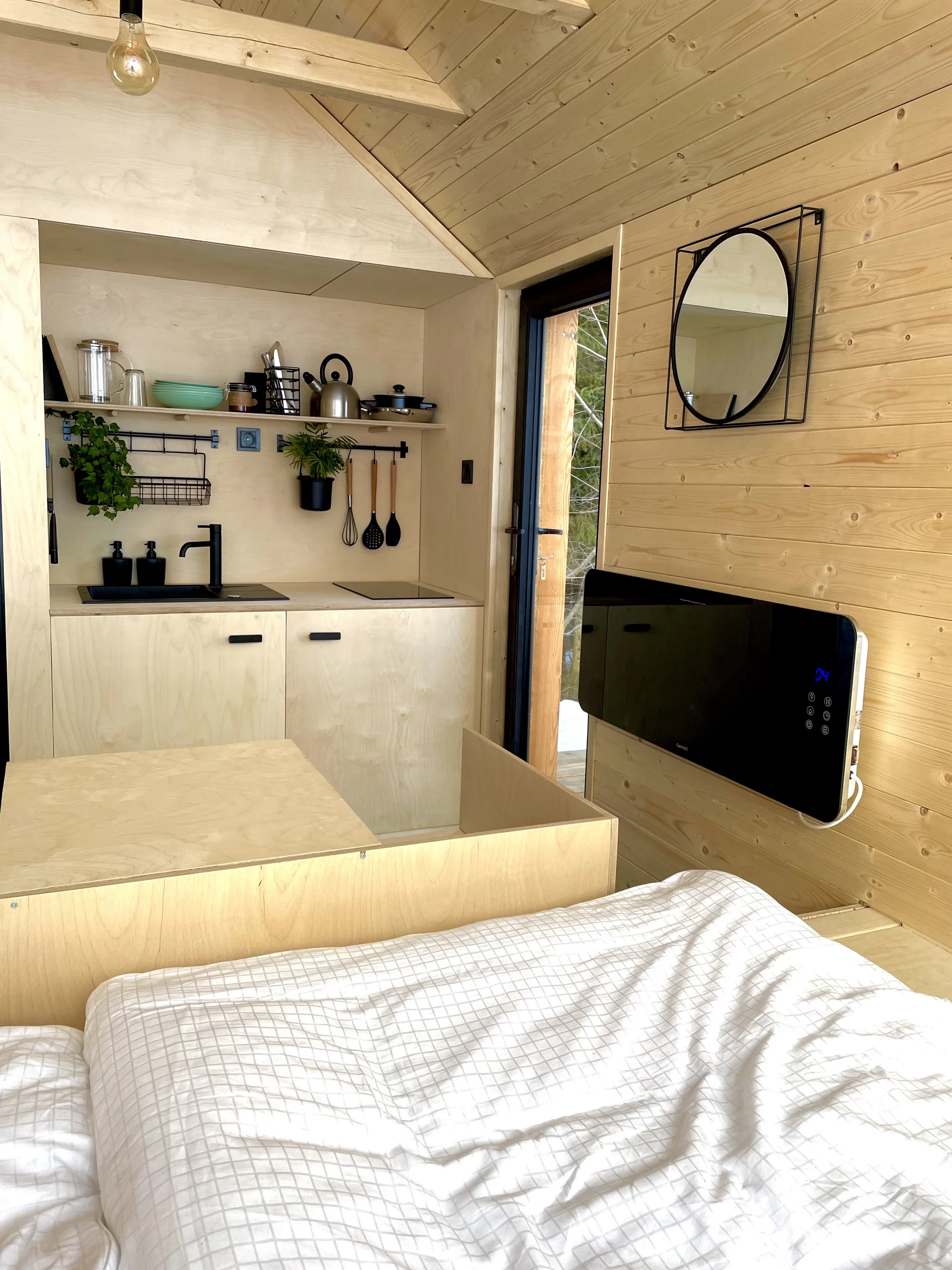 Netradiční pobyt v dřevěném domku na samotě s wellness: vyhřívaný koupací sud a venkovní sauna