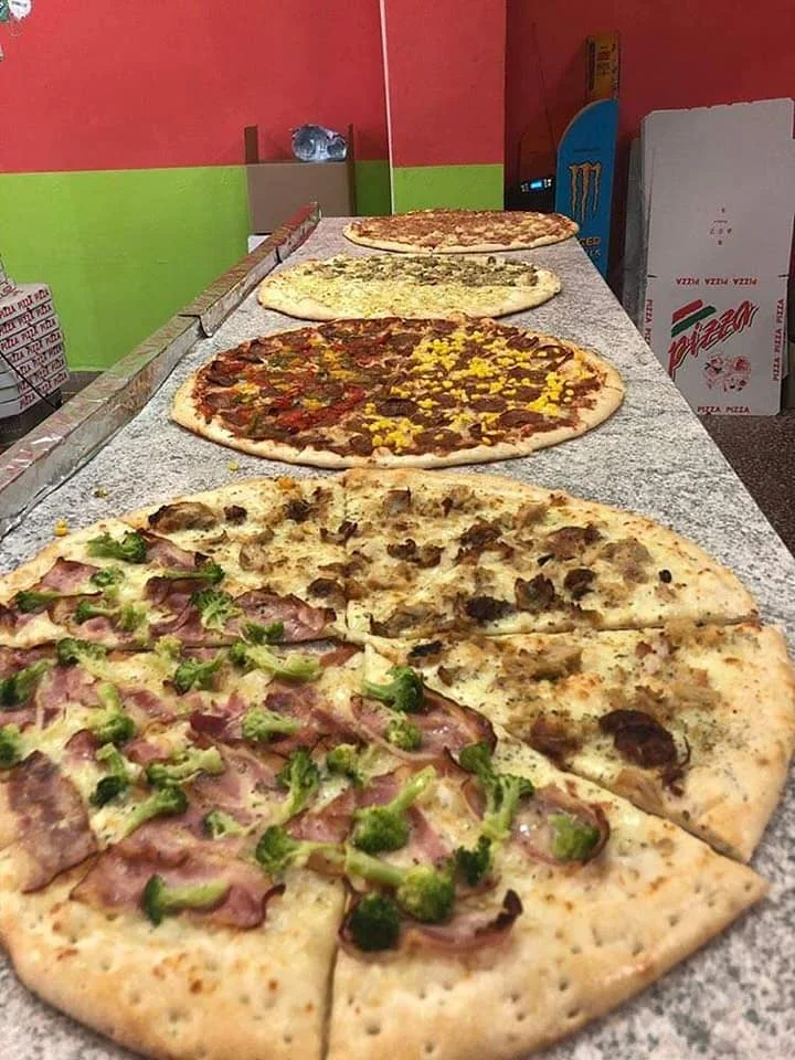 Jeden či osm kousků pizzy dle výběru i smažený sýr v bulce s tatarkou