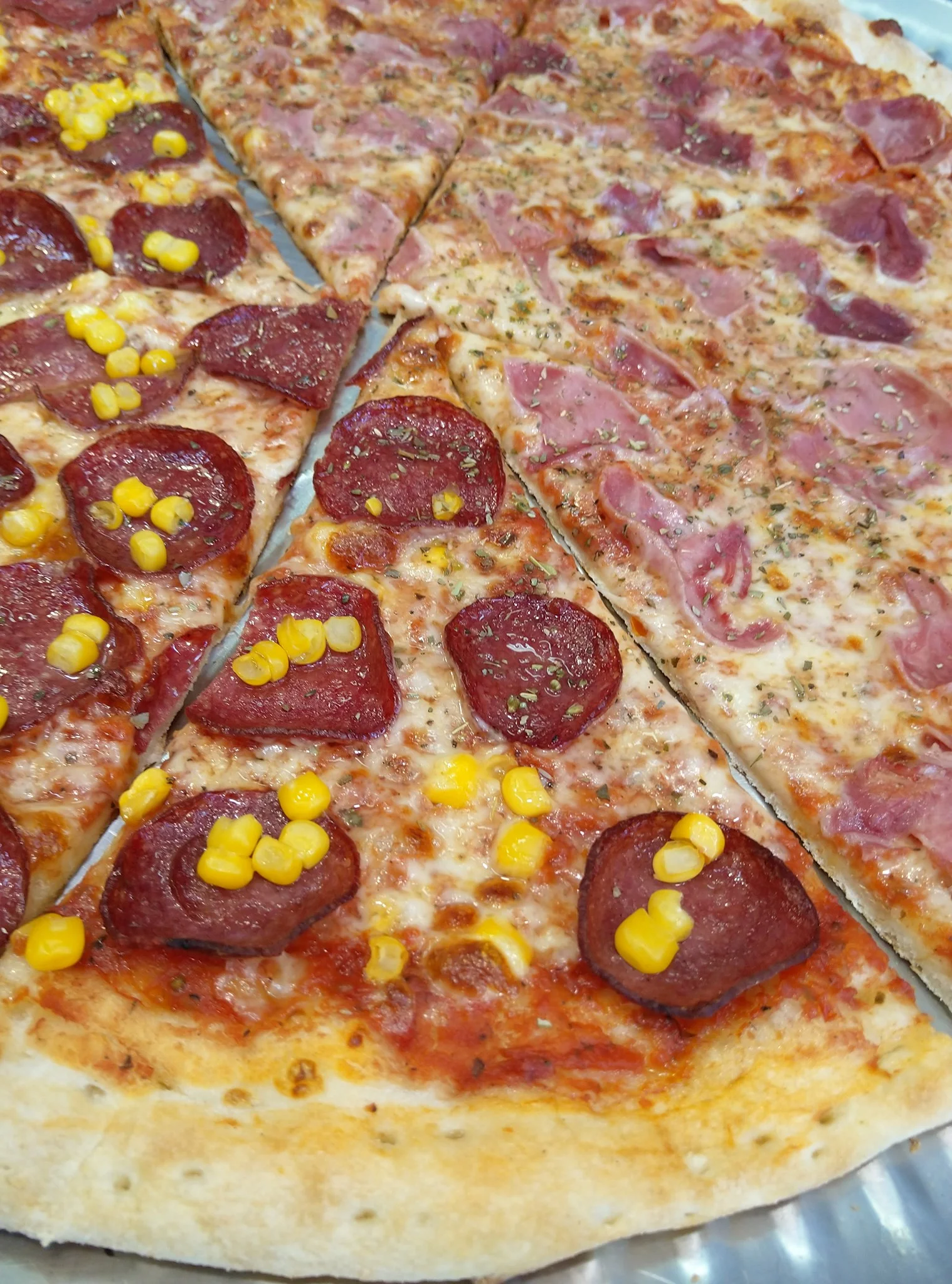 Jeden či osm kousků pizzy dle výběru i smažený sýr v bulce s tatarkou