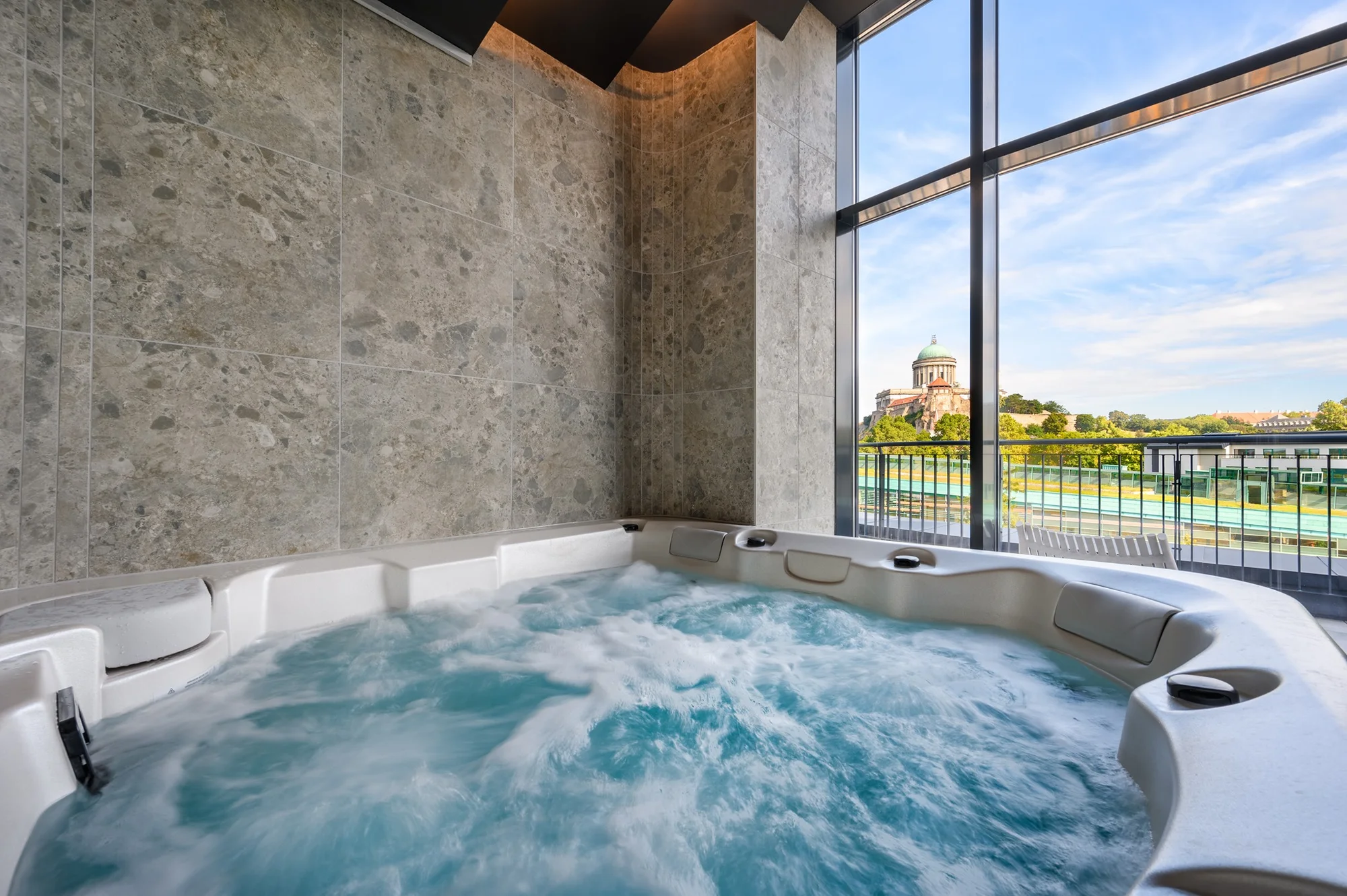 Grand hotel v maďarské Ostřihomi: polopenze, aquapark s wellness, super herna a bazilika na dohled, 2 děti zdarma