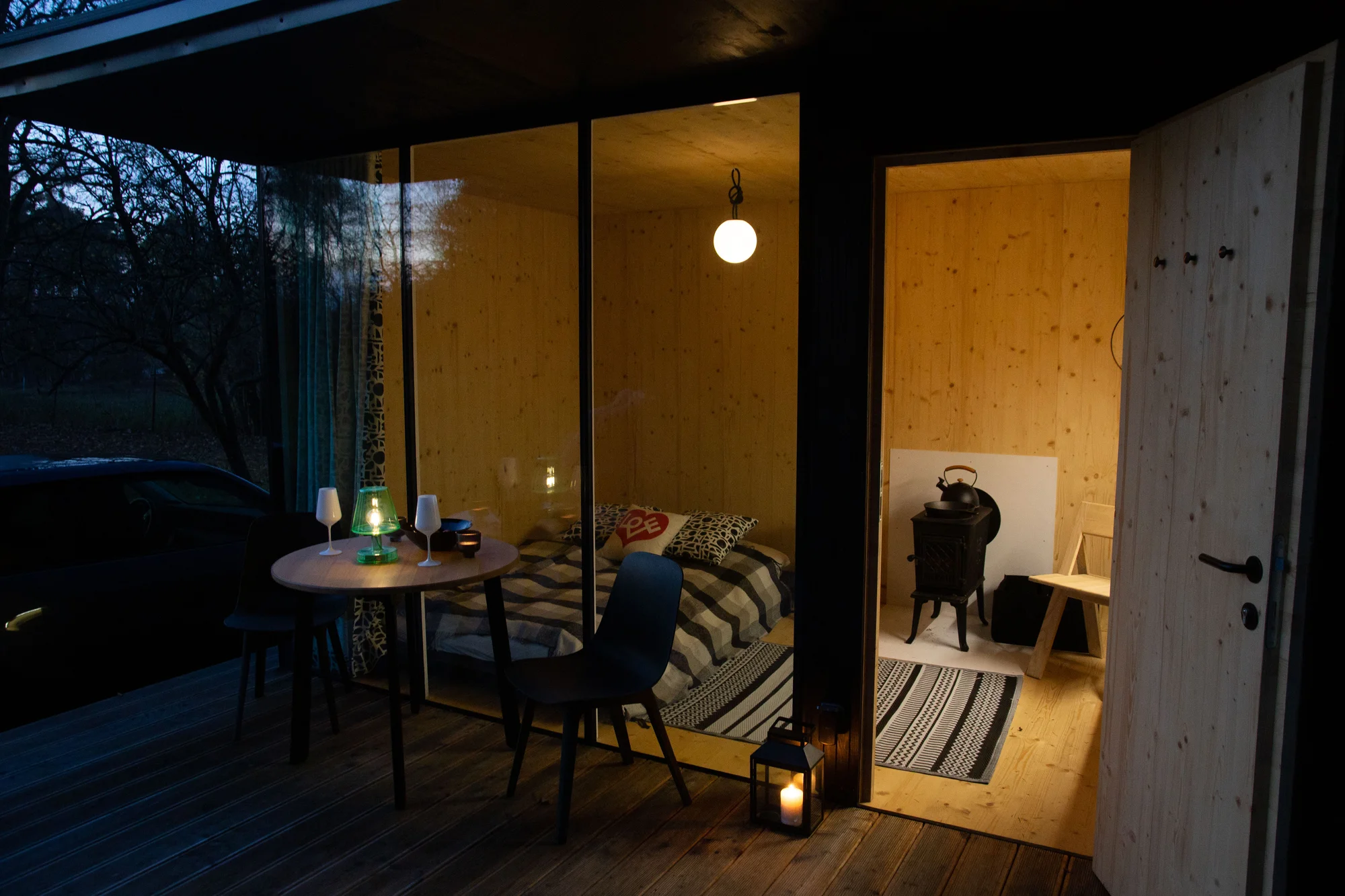 Minimalistický tiny house uprostřed přírody: soukromá sauna i grilovací stůl