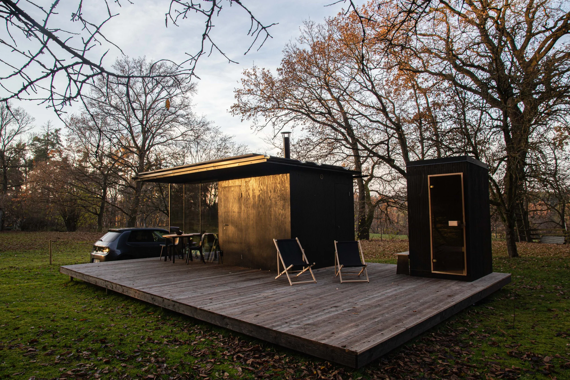 Minimalistický tiny house uprostřed přírody: soukromá sauna i grilovací stůl