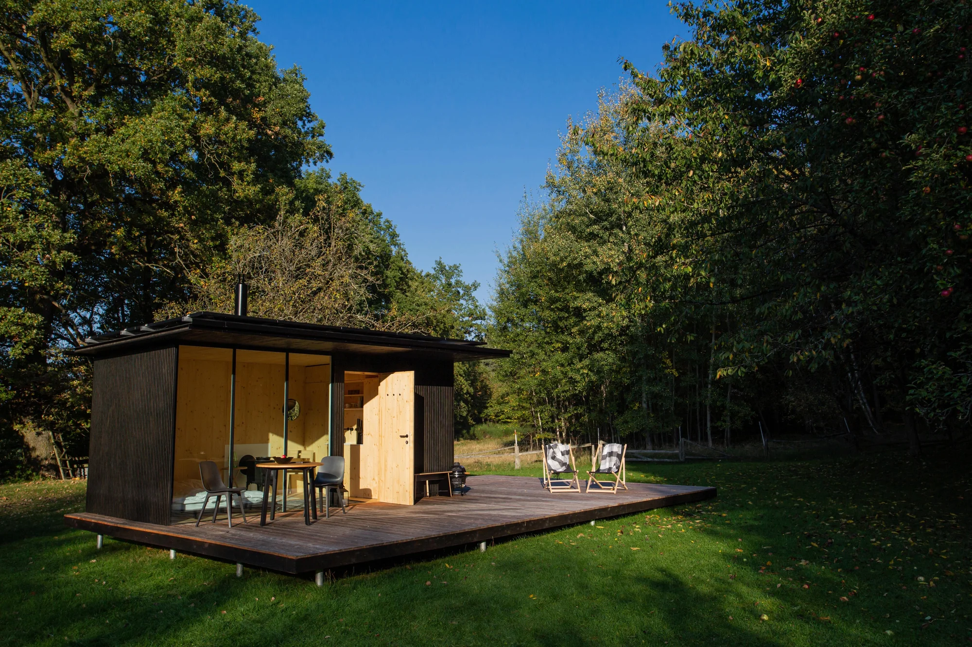 Minimalistický tiny house uprostřed přírody: soukromá sauna i grilovací stůl
