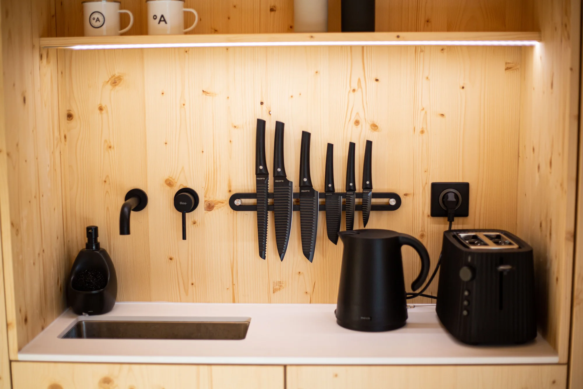 Minimalistický tiny house uprostřed přírody: soukromá sauna i grilovací stůl