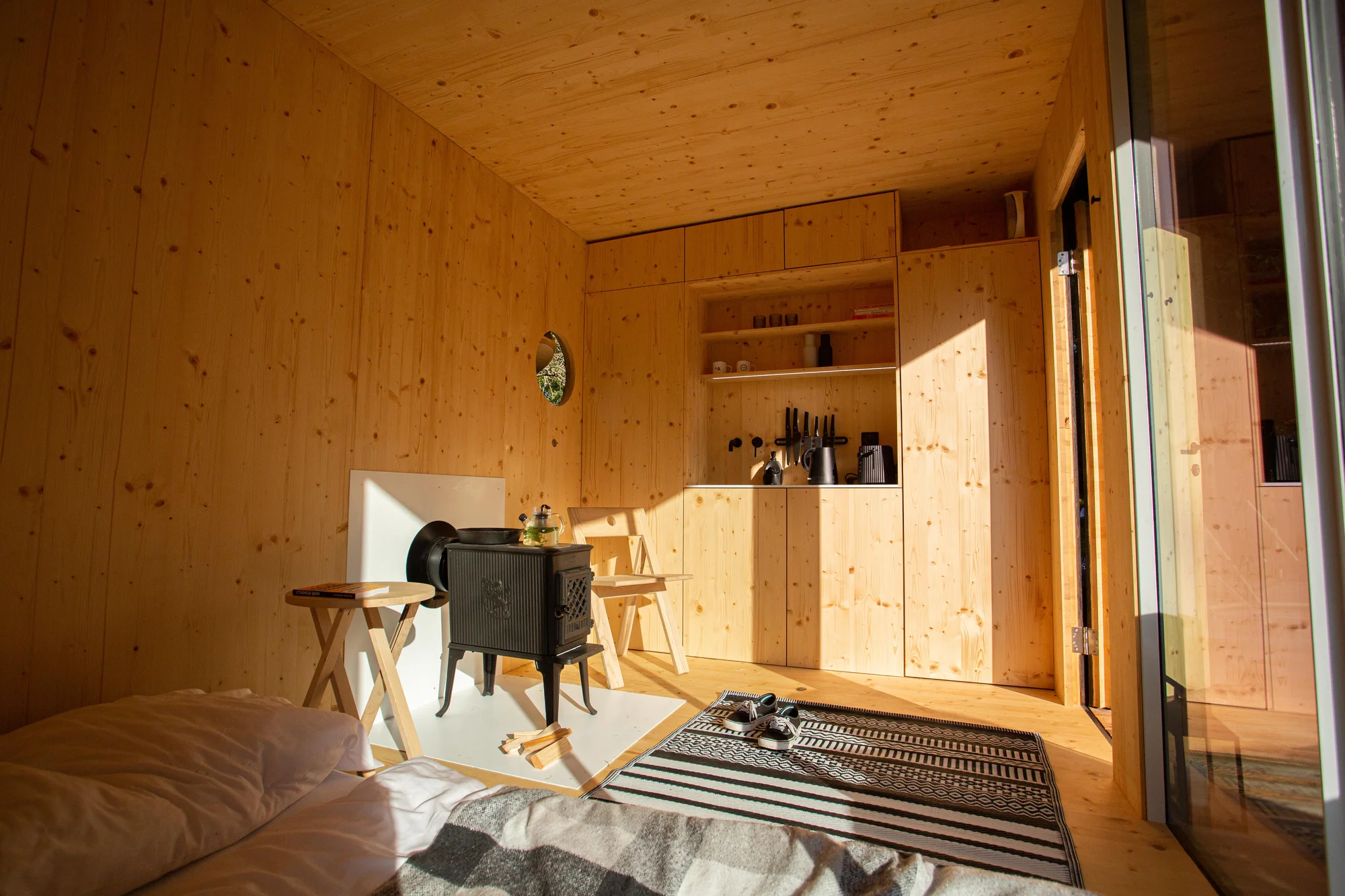 Minimalistický tiny house uprostřed přírody: soukromá sauna i grilovací stůl