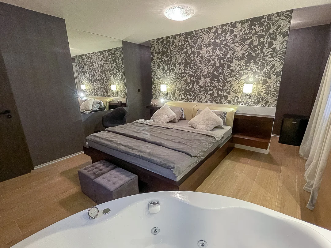 Romantika v Ml. Boleslavi u Českého ráje: snídaně, wellness i pokoje s privátní vířivkou a saunou